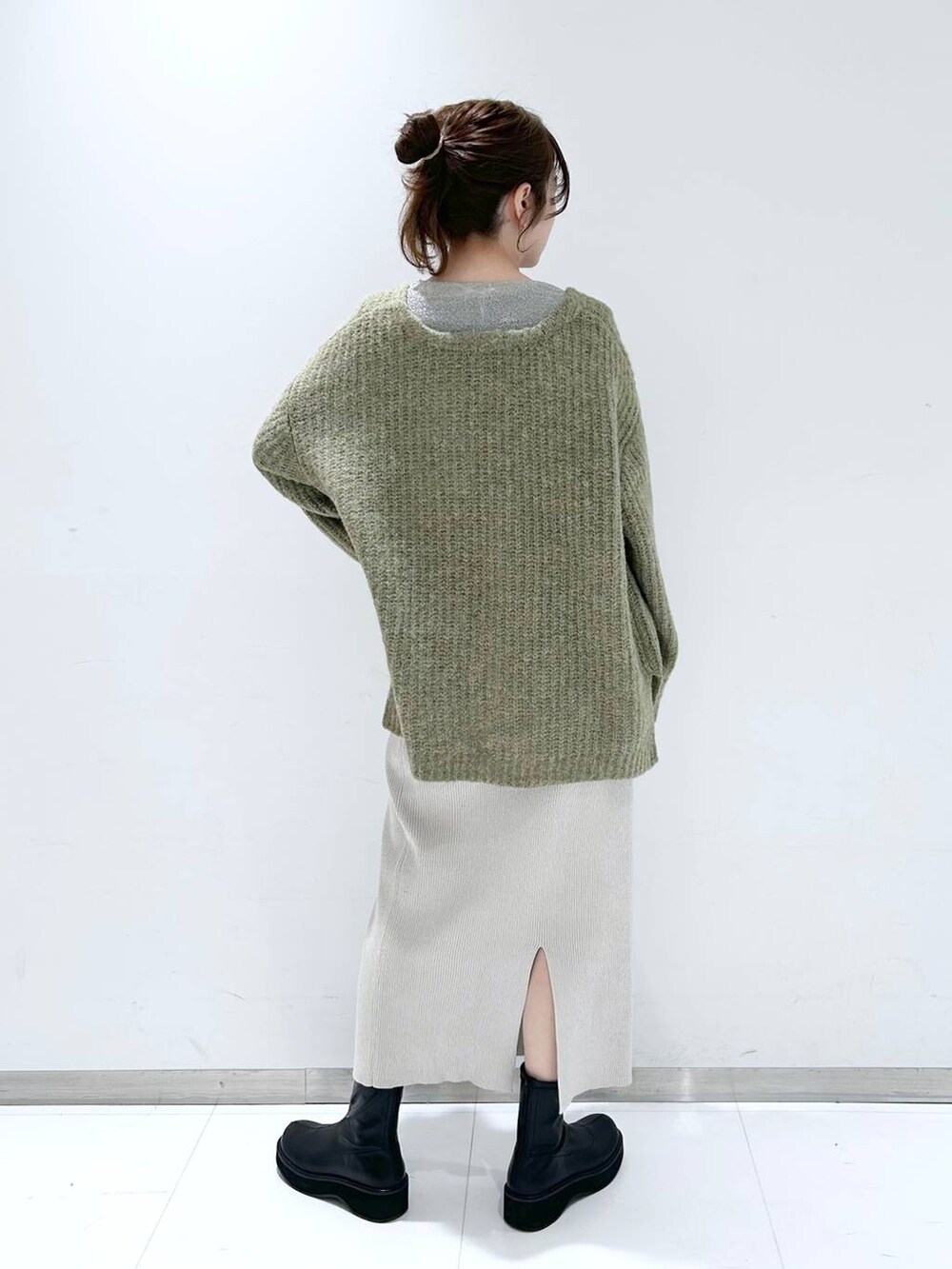 ブラック系のブーツ、ホワイト系のTシャツ/カットソー、グリーン系のTシャツ/カットソーを着用したレディースの冬コーディネートの4枚目の写真