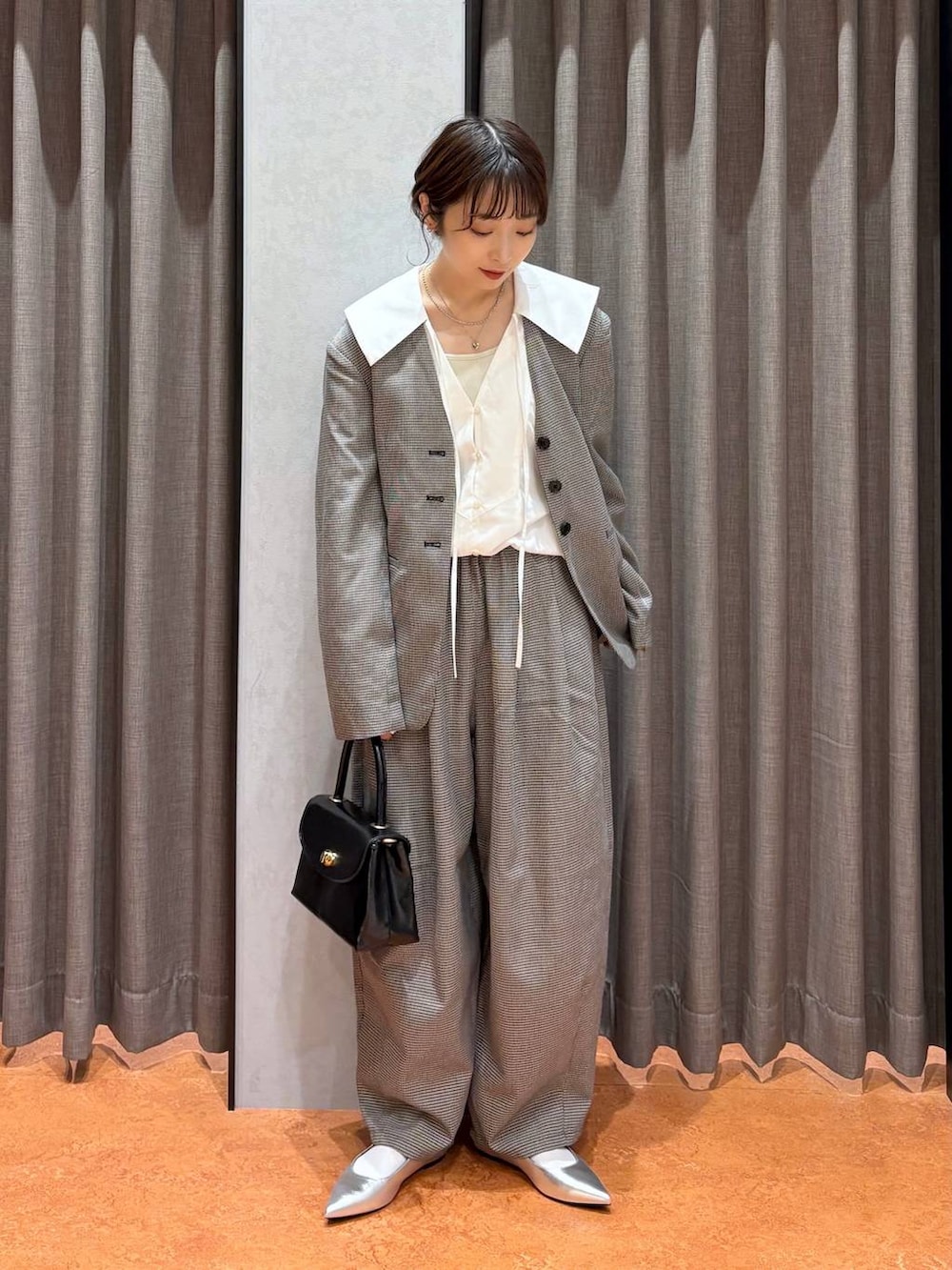 ホワイト系のTシャツ/カットソー、その他のテーラードジャケット、ブラック系のボストンバッグを着用したレディースの秋コーディネートの3枚目の写真