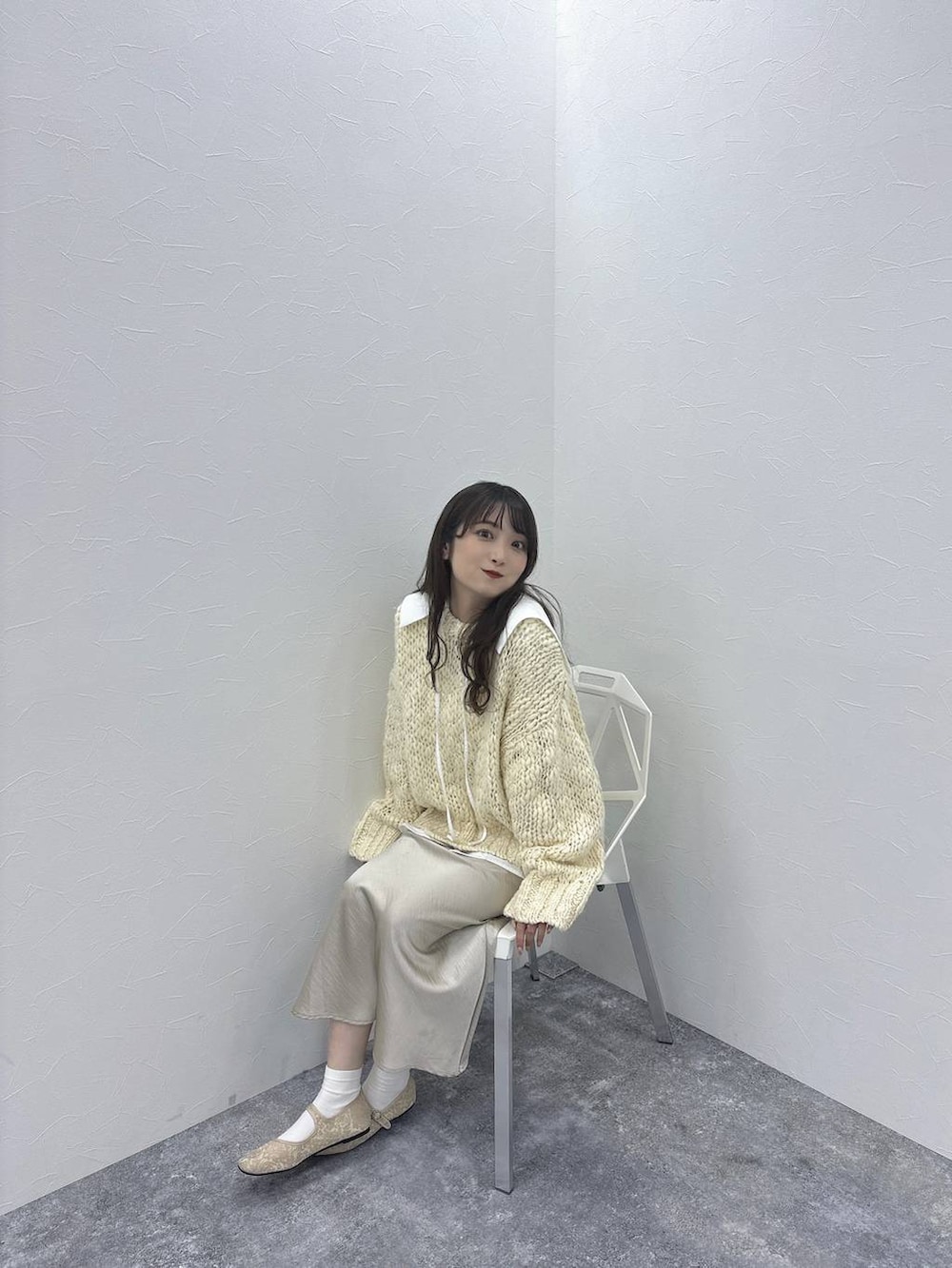 ゴールド系のショルダーバッグ、ホワイト系のニット/セーター、ホワイト系のシャツ/ブラウスを着用したレディースの秋コーディネートの3枚目の写真