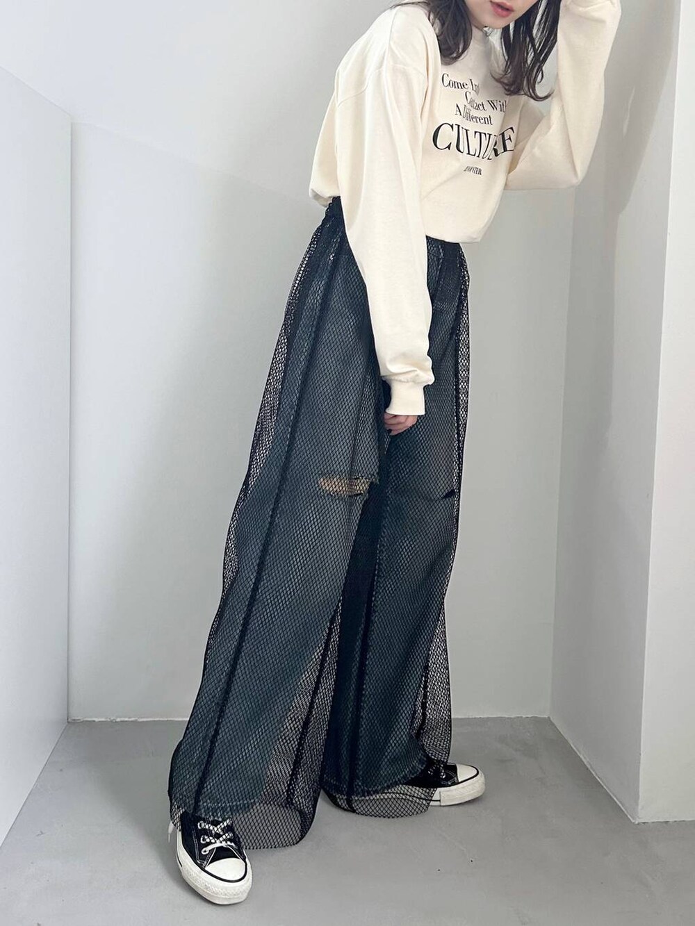 ブラック系のその他パンツ、ホワイト系のTシャツ/カットソー、ブルー系のデニムパンツを着用したレディースの冬コーディネートの2枚目の写真