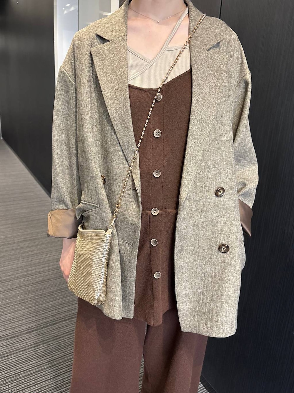 ゴールド系のショルダーバッグ、ブラウン系のテーラードジャケット、ブラウン系のつなぎ/オールインワンを着用したレディースの春コーディネートの5枚目の写真