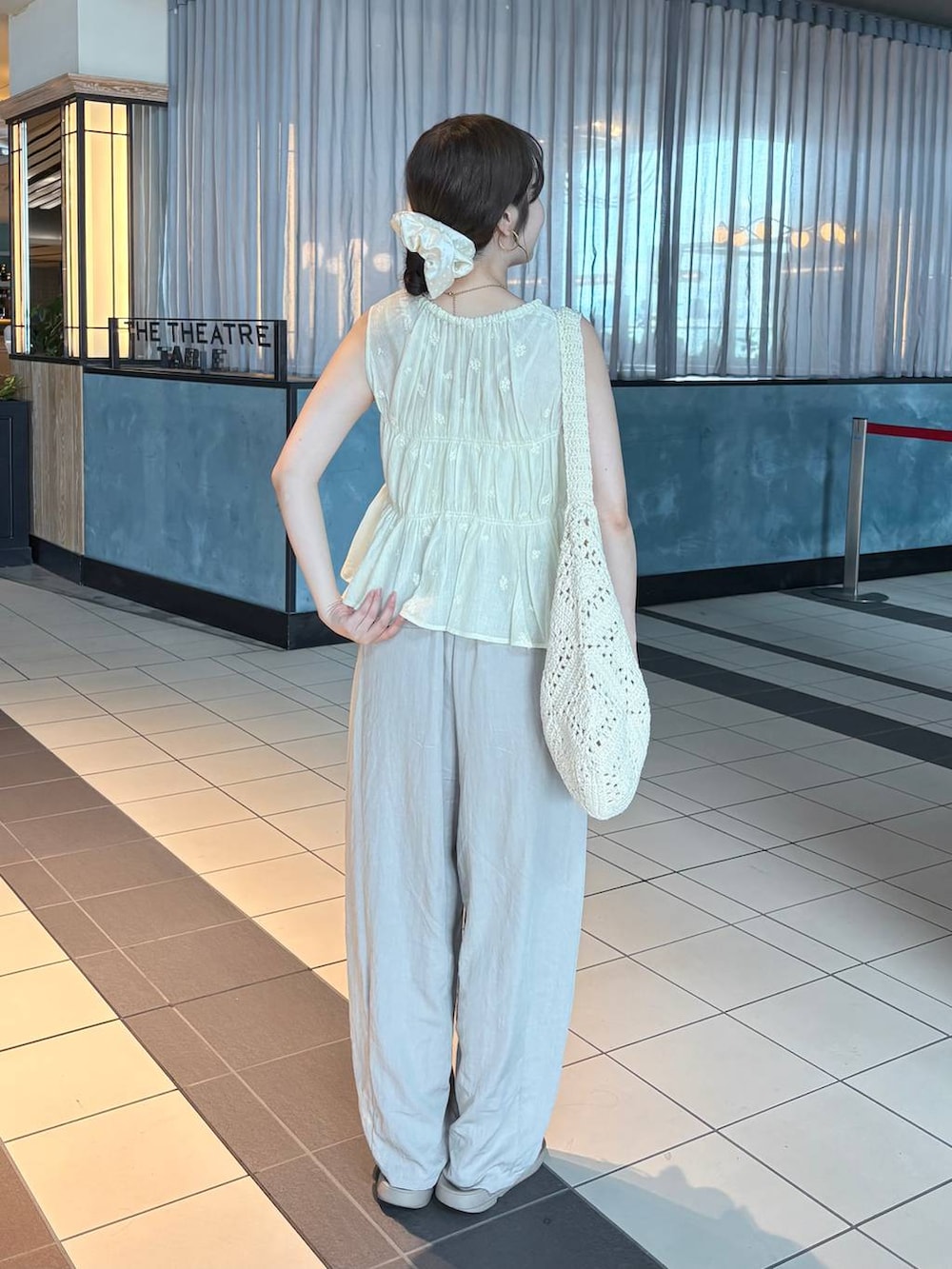 ホワイト系のその他パンツ、ホワイト系のシャツ/ブラウス、ホワイト系のシュシュを着用したレディースの夏コーディネートの3枚目の写真