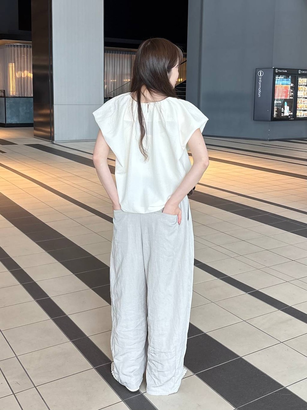 ブラウン系のボディバッグ/ウエストポーチ、ホワイト系のパンプス、ホワイト系のその他パンツを着用したレディースの夏コーディネートの3枚目の写真