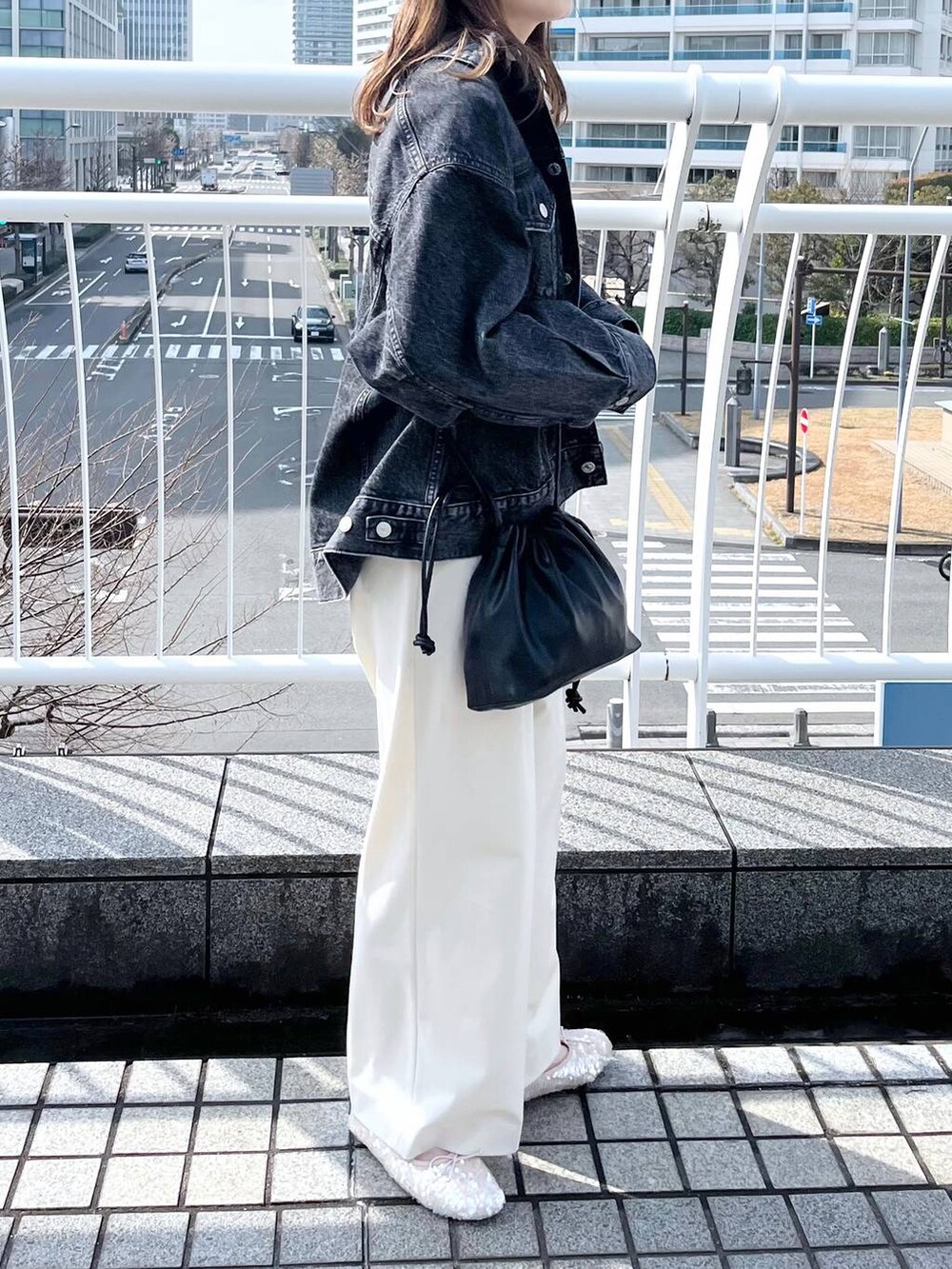 その他のTシャツ/カットソー、ホワイト系のその他パンツ、ブラック系のショルダーバッグを着用したレディースの春コーディネートの4枚目の写真