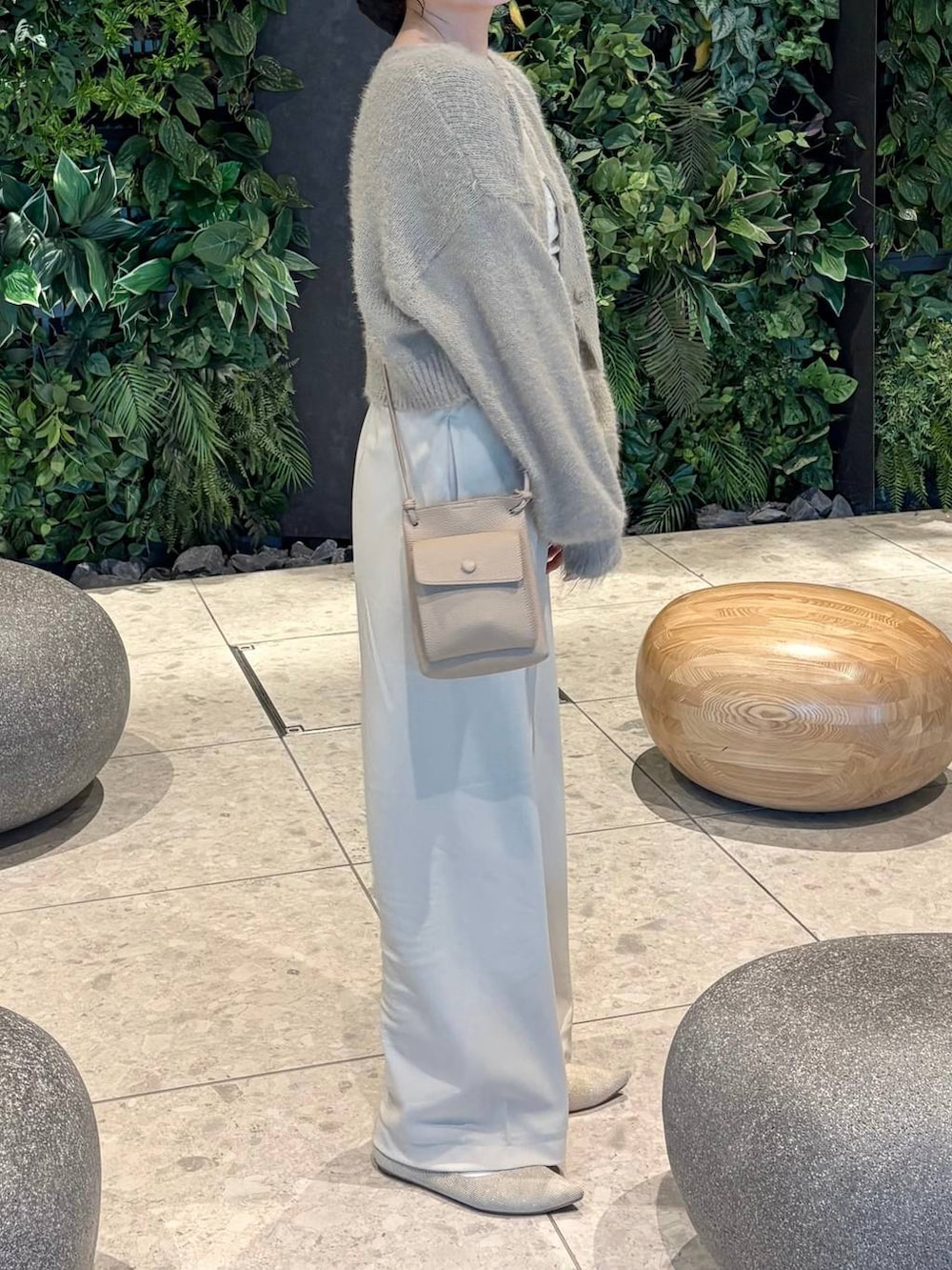 ホワイト系のパンプス、ホワイト系のその他パンツを着用したレディースの冬コーディネートの3枚目の写真