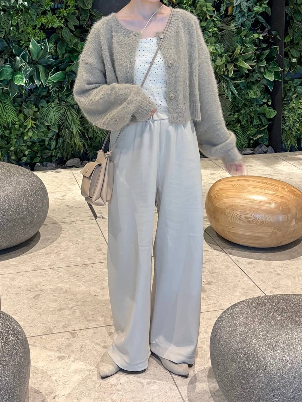 ホワイト系のパンプス、ホワイト系のその他パンツを着用したレディースの冬コーディネートの2枚目の写真