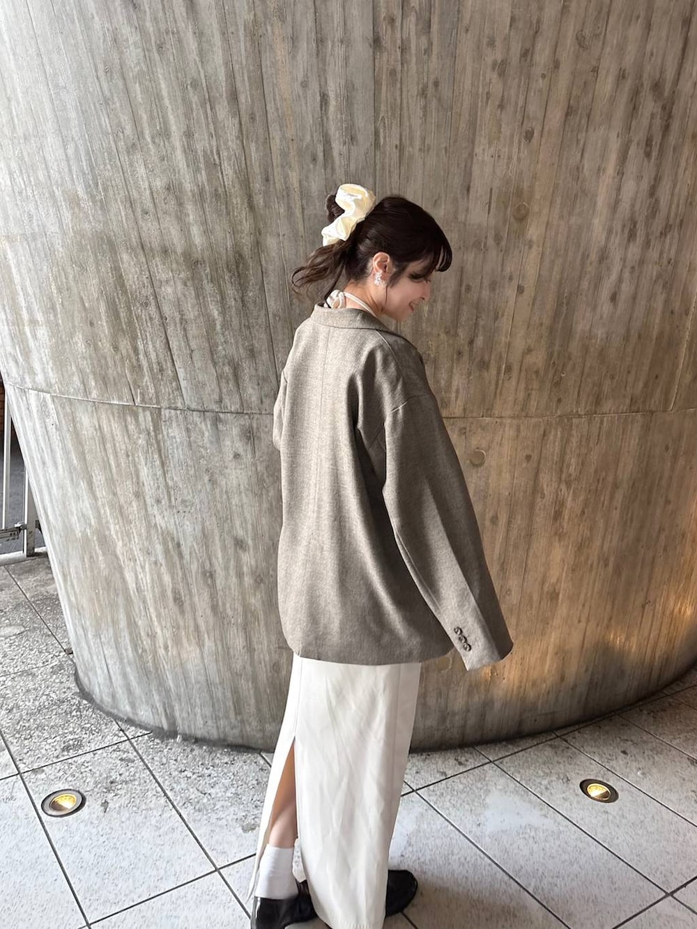 ブラウン系のテーラードジャケット、ブラウン系のローファー、ブラウン系のボディバッグ/ウエストポーチを着用したレディースの春コーディネートの6枚目の写真