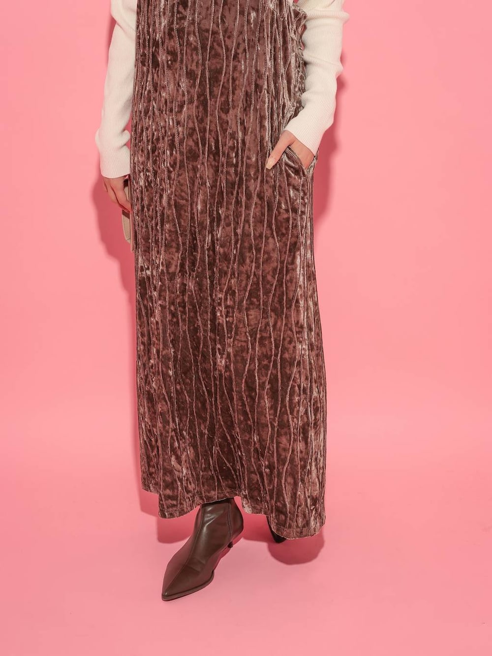 ホワイト系のニット/セーター、ブラウン系のブーツ、ゴールド系のネックレスを着用したレディースの冬コーディネートの6枚目の写真