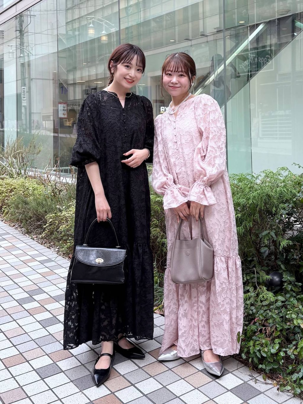 「きれいめ、ベーシック/シンプル、ワントーン、ローリーズスタイル_LOWRYS FARM、大人女子カジュアル_LOWRYS FARM、フェミニン、LOWRYS FARM、シンプルコーデ、大人カジュアル、きれいめカジュアル、ワンピース、オケージョン、結婚式2次会、パンプス」｜「LOWRYS FARMのステンレスフープチョーカー 127295（チョーカー、ゴールド系）」を使った、𝘵 𝘰 𝘺 𝘰 .さん（レディース・160cm）の夏コーディネートの2枚目の写真