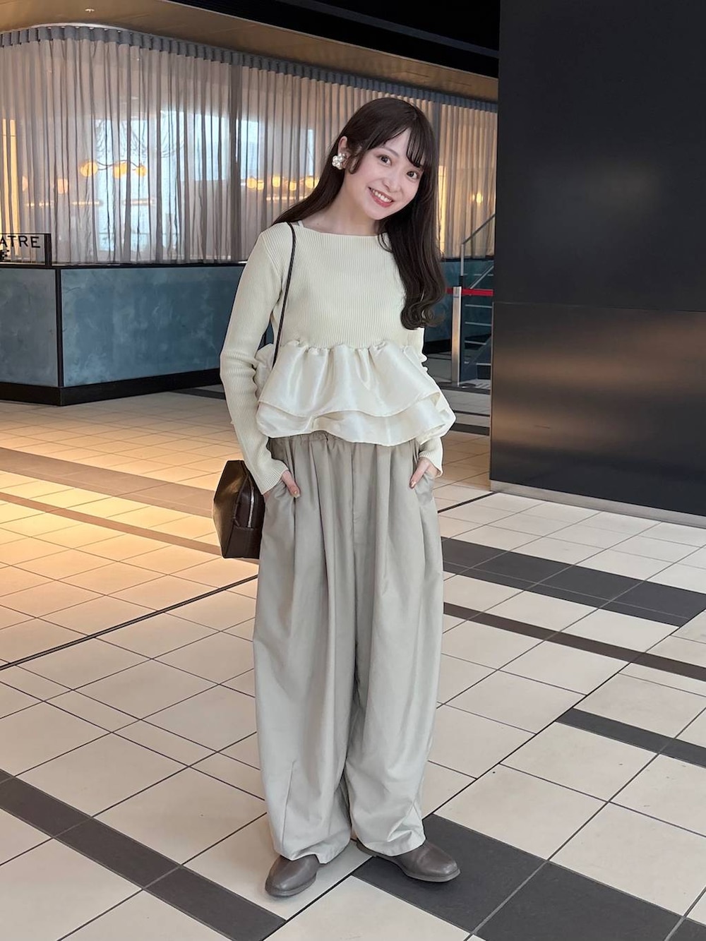 ベージュ系のその他パンツ、ブラウン系のトートバッグを着用したレディースの春コーディネートの2枚目の写真