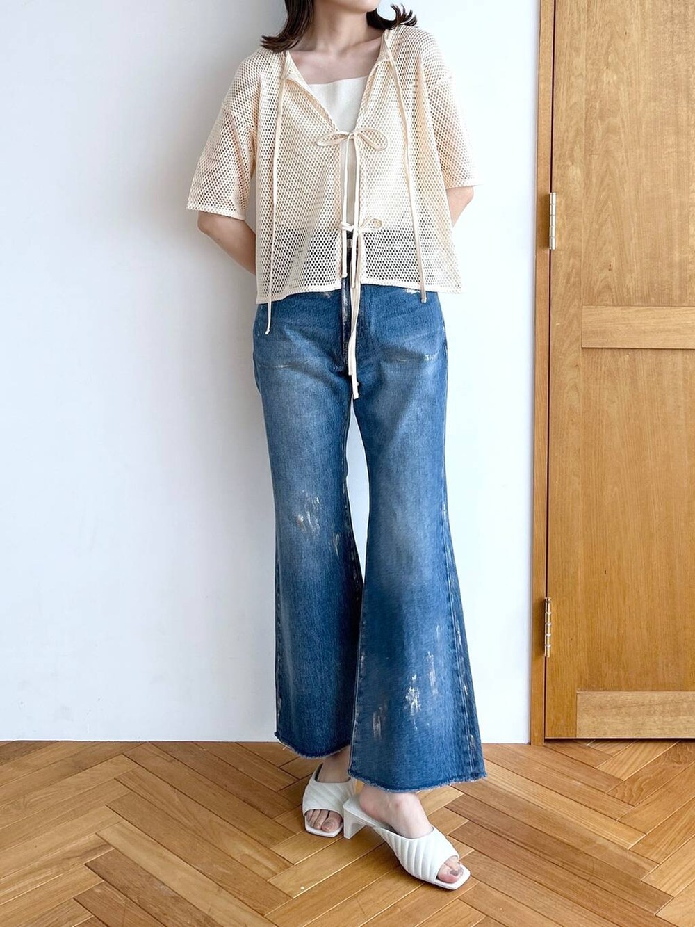 ホワイト系のタンクトップ、その他のデニムパンツ、ホワイト系のサンダルを着用したレディースの秋コーディネートの2枚目の写真