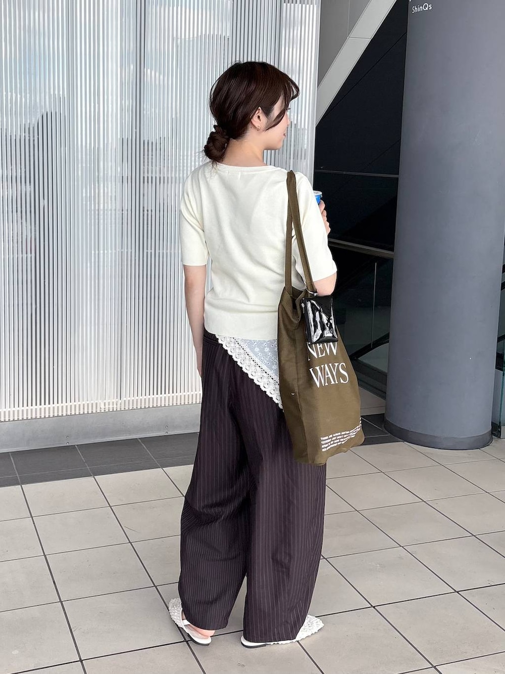 ブラウン系のその他パンツ、ホワイト系のパンプス、ホワイト系のカーディガン/ボレロを着用したレディースの春コーディネートの3枚目の写真
