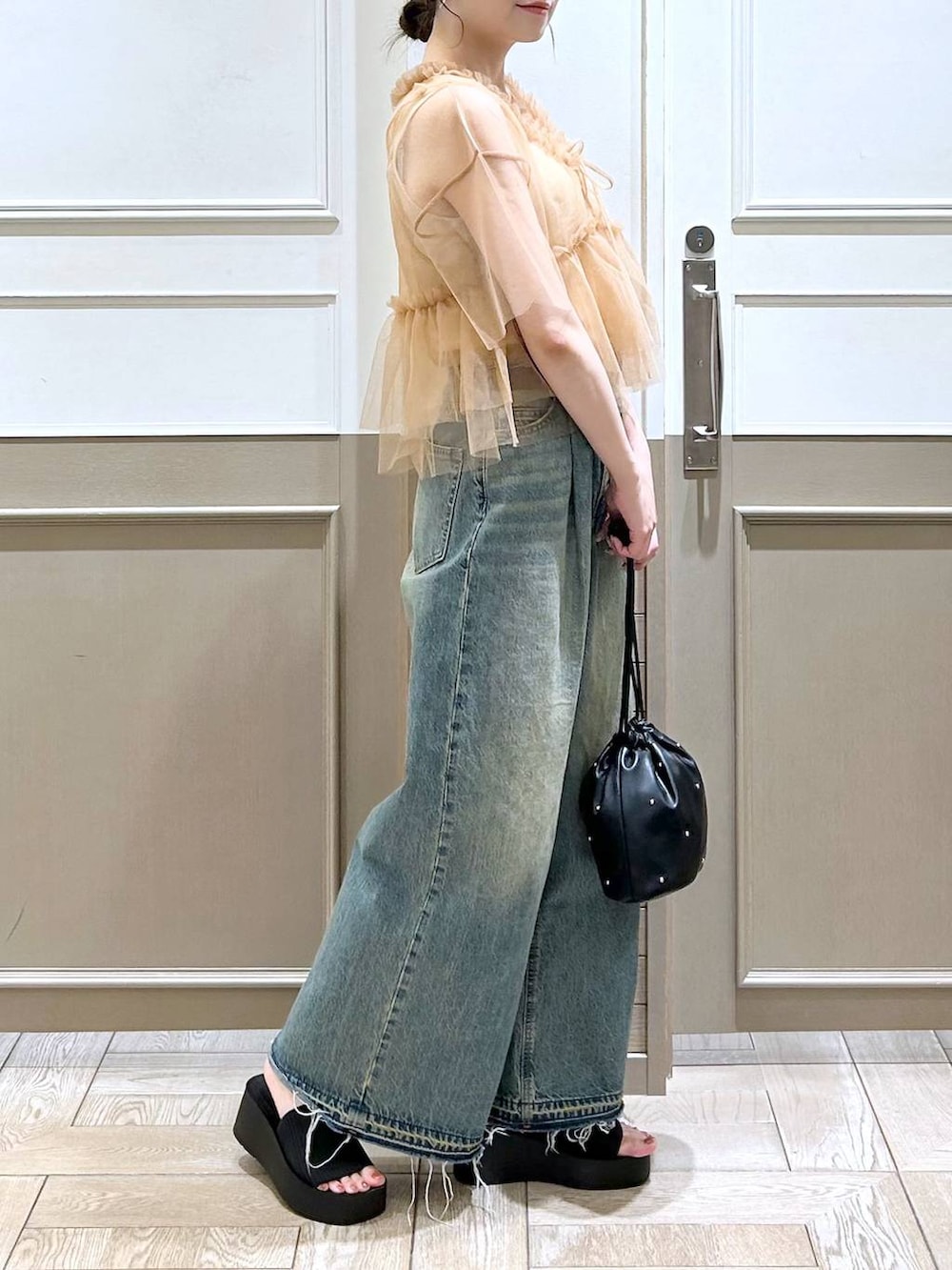 「デニムパンツ、シアートップス、きれいめ、ベーシック/シンプル、ワントーン、デート/ロマンティック、女子会、ローリーズスタイル_LOWRYS FARM、大人女子カジュアル_LOWRYS FARM、ラフ、カジュアル、LOWRYS FARM、夏コーデ、サンダル、ハンドバッグ」|「LOWRYS FARMのカンドウフィットニットサンダル 106314(サンダル、ブラック系)」を使った、𝘵 𝘰 𝘺 𝘰 .さん(骨格ウェーブ・レディース・160cm)の夏コーディネートの4枚目の写真