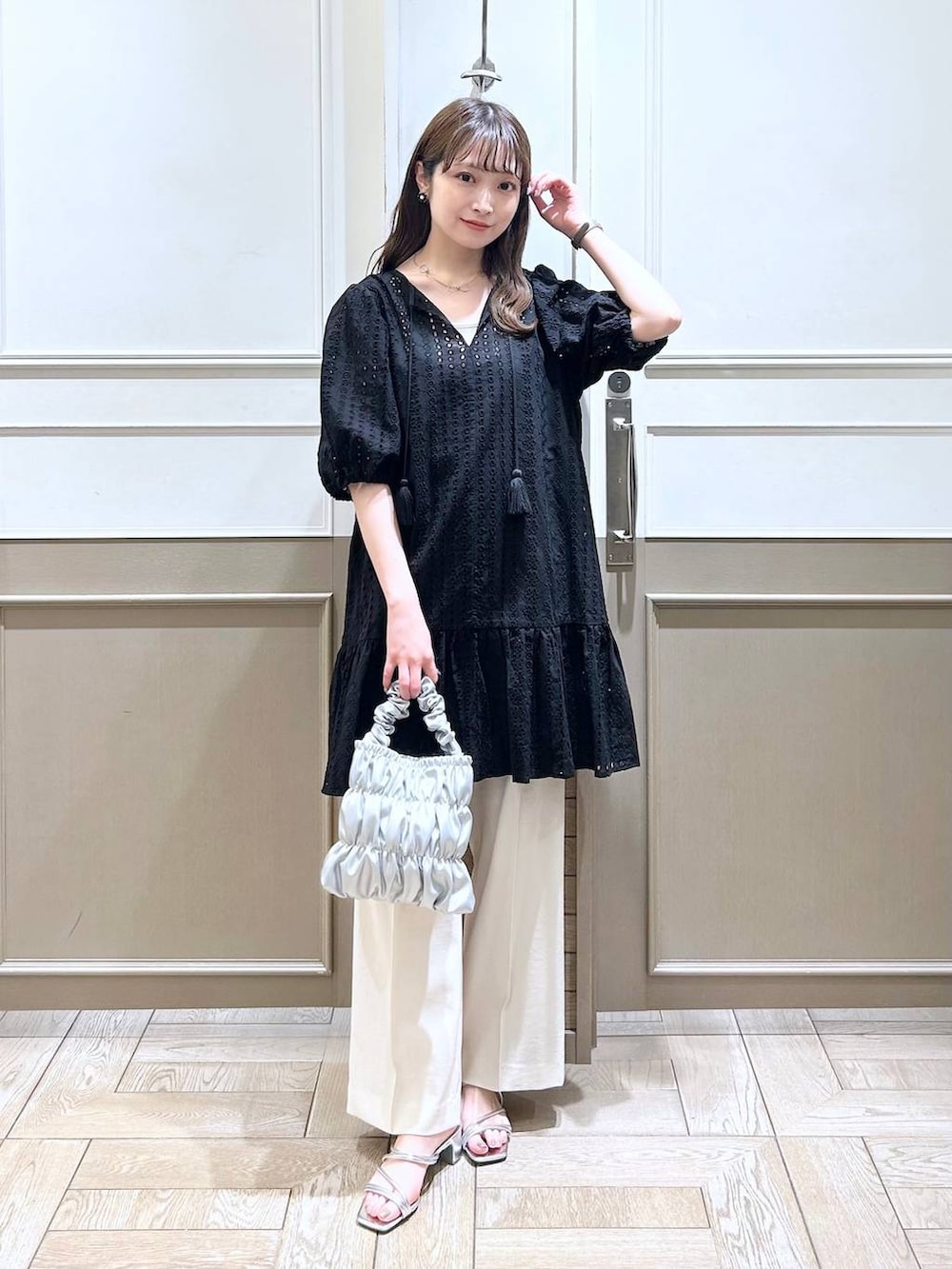 ホワイト系のTシャツ/カットソー、ブラック系のワンピース、グレー系のショルダーバッグを着用したレディースの夏コーディネートの3枚目の写真