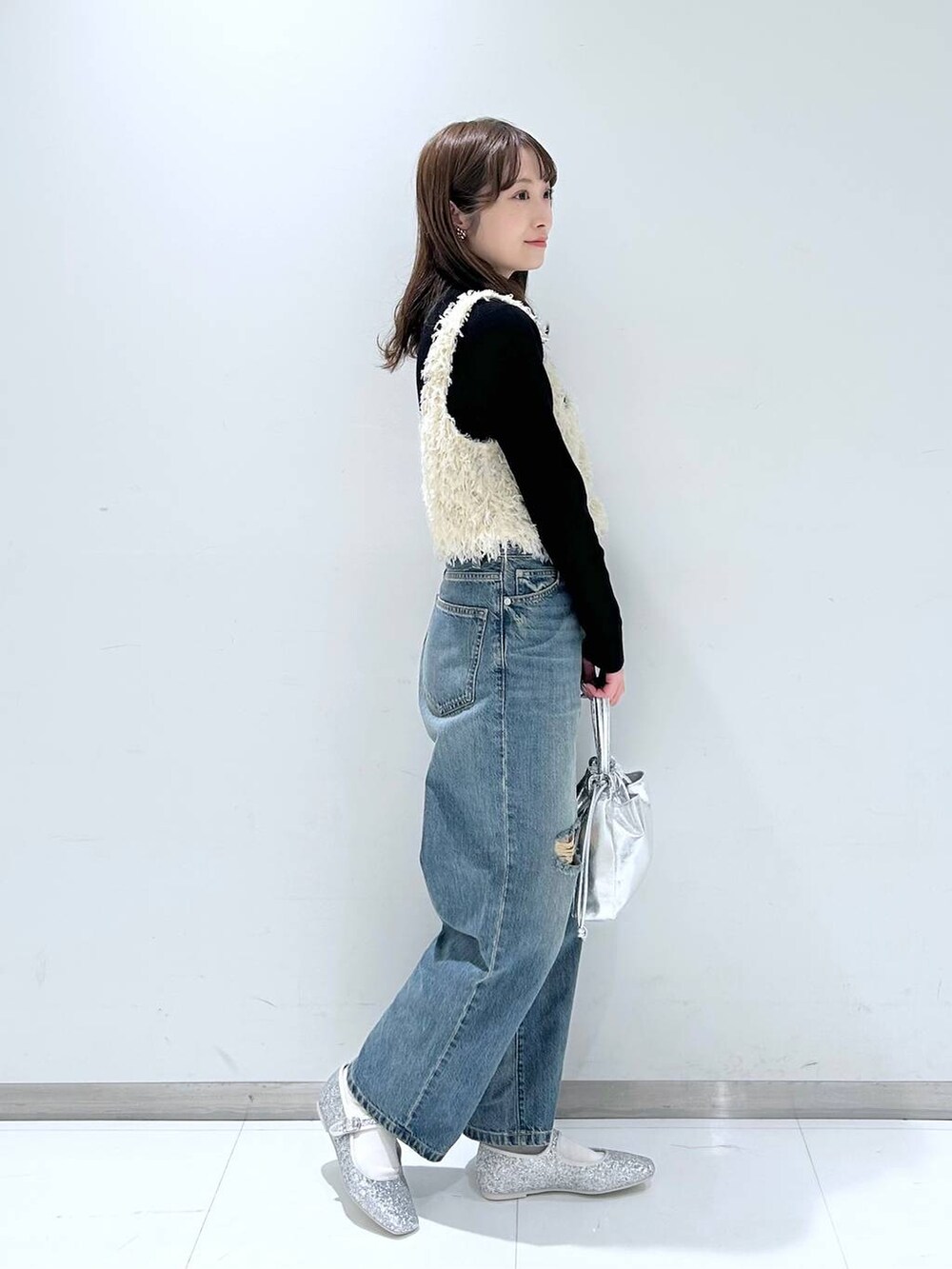 「ワントーン、ラフ、きれいめ、ベーシック/シンプル、デート/ロマンティック、女子会、ローリーズスタイル_LOWRYS FARM、大人女子カジュアル_LOWRYS FARM、カジュアル、LOWRYS FARM、春コーデ、デニムパンツ、ニット、ベスト、フラットシューズ」|「LOWRYS FARMのマシンウォッシャブルタートル2 107573(ニット/セーター、ブラック系)」を使った、𝘵 𝘰 𝘺 𝘰 .さん(骨格ウェーブ・レディース・160cm)の冬コーディネートの4枚目の写真