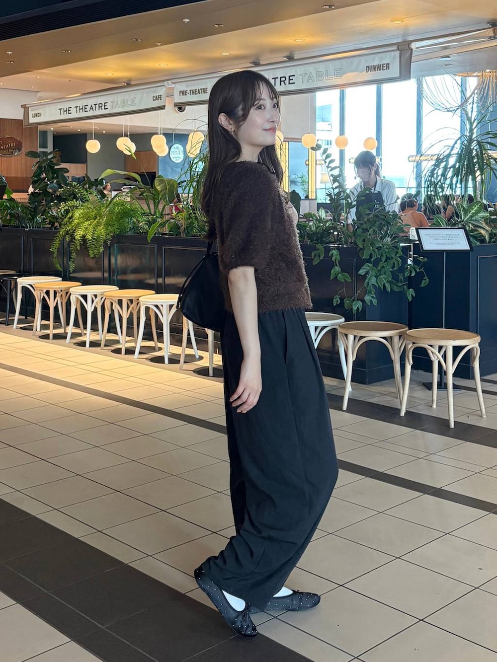 ブラウン系のカーディガン/ボレロ、ホワイト系のキャミソール、ブラック系のその他パンツを着用したレディースの秋コーディネートの2枚目の写真
