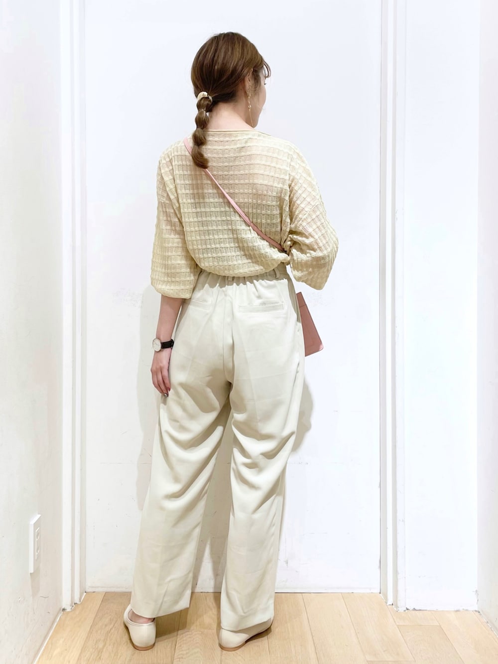 ホワイト系のバレエシューズ、ホワイト系のその他パンツ、ピンク系のショルダーバッグを着用したレディースの秋コーディネートの2枚目の写真