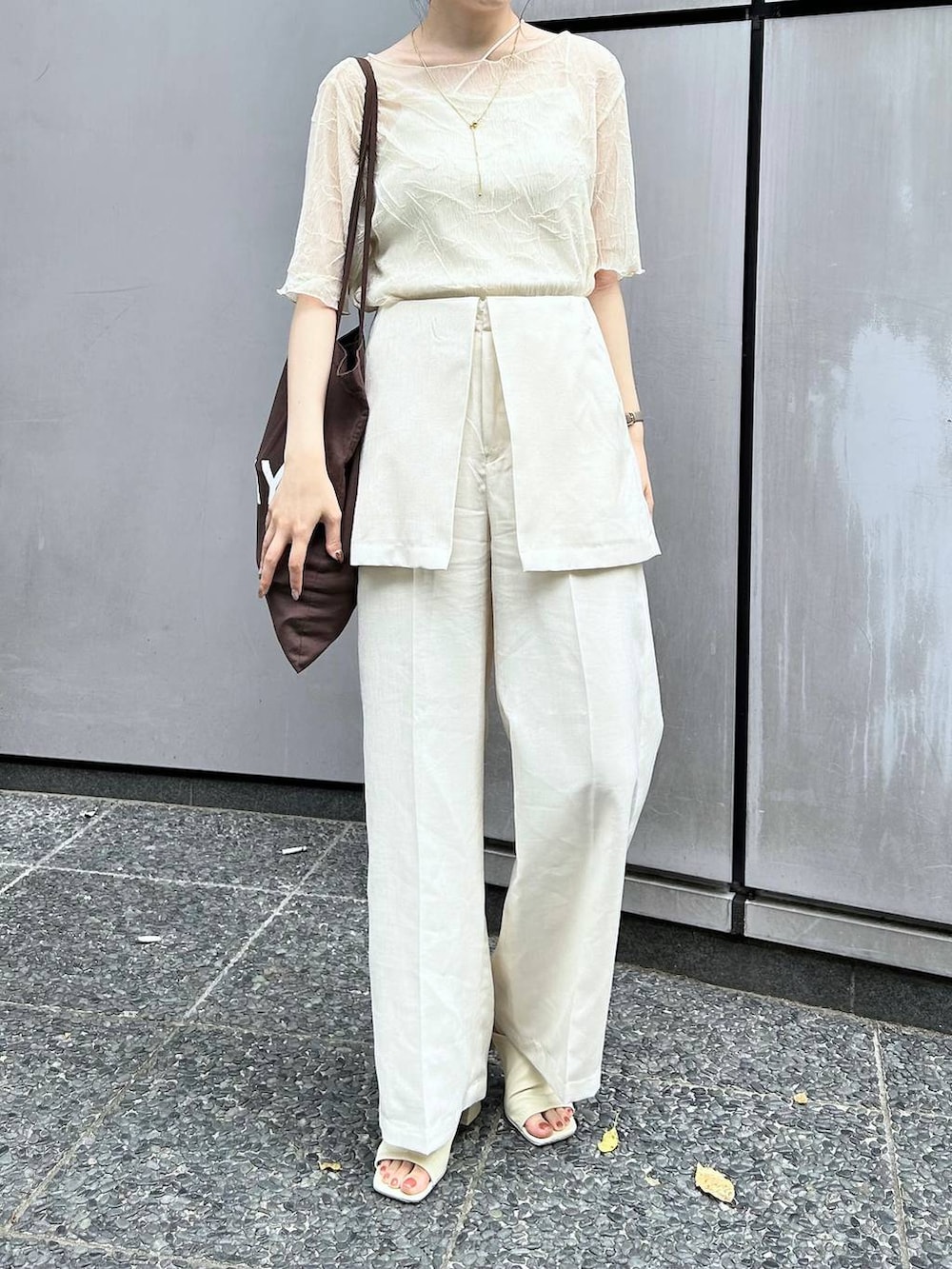 ホワイト系のその他パンツ、ホワイト系のキャミソール、ホワイト系のTシャツ/カットソーを着用したレディースの夏コーディネートの2枚目の写真