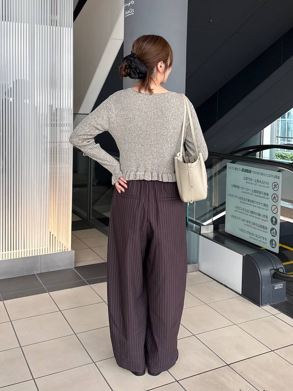 グレー系のカーディガン/ボレロ、ブラウン系のその他パンツ、ブラウン系のローファーを着用したレディースの秋コーディネートの5枚目の写真
