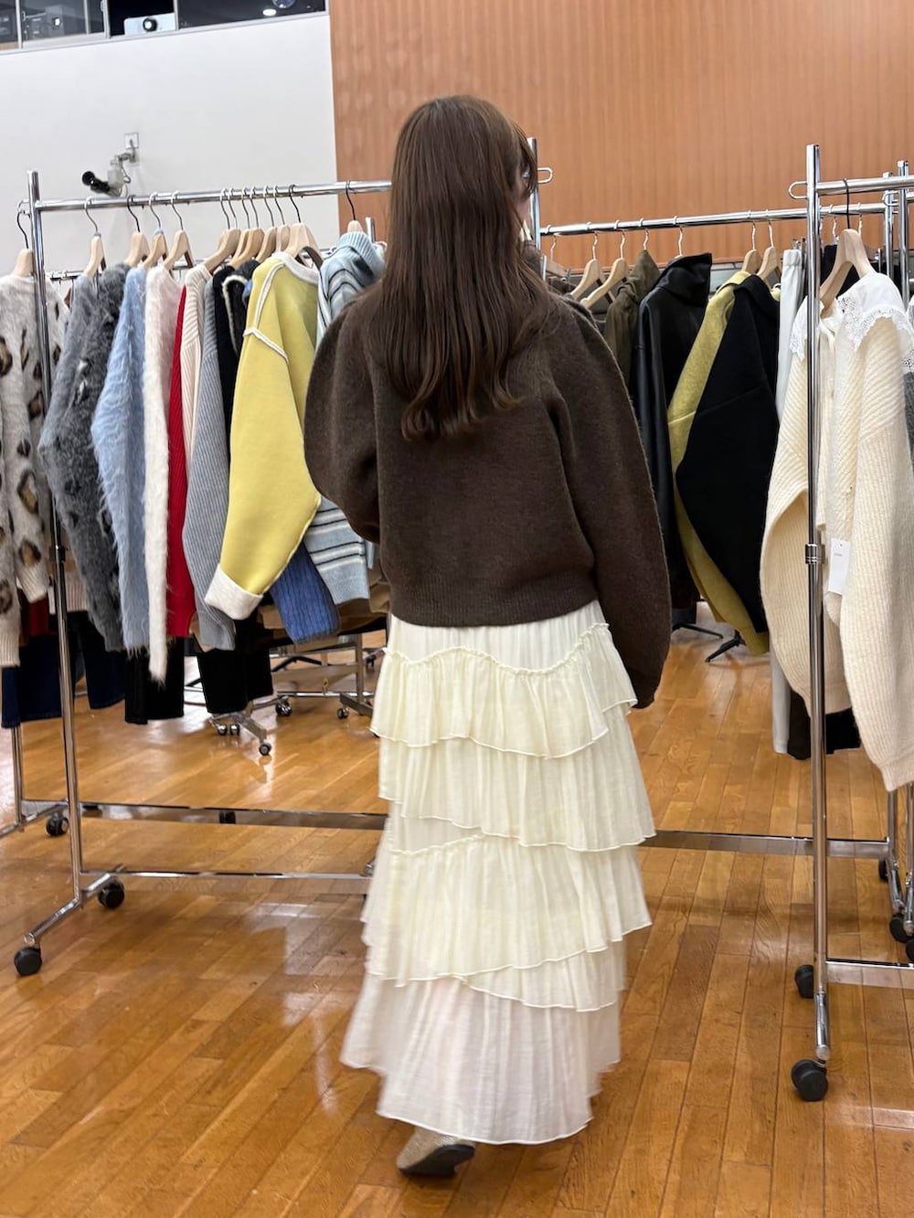 ホワイト系のスカート、ホワイト系のノーカラージャケット、ブラウン系のノーカラージャケットを着用したレディースの秋コーディネートの4枚目の写真