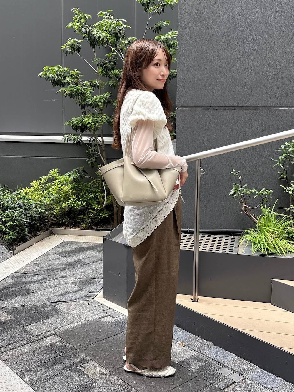 ホワイト系のパンプス、ホワイト系のバンダナ/スカーフを着用したレディースの夏コーディネートの4枚目の写真