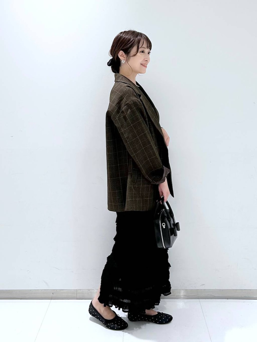 ホワイト系のTシャツ/カットソー、その他のテーラードジャケット、ブラック系のバレエシューズを着用したレディースの秋コーディネートの4枚目の写真