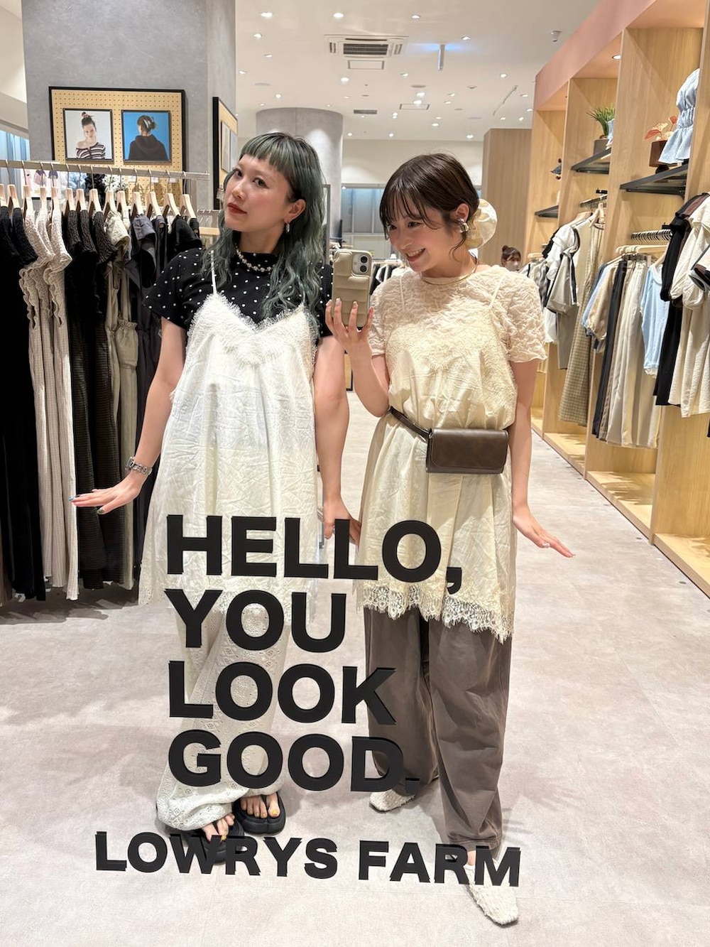 ブラウン系のボディバッグ/ウエストポーチ、ホワイト系のパンプス、ホワイト系のワンピースを着用したレディースの春コーディネートの2枚目の写真