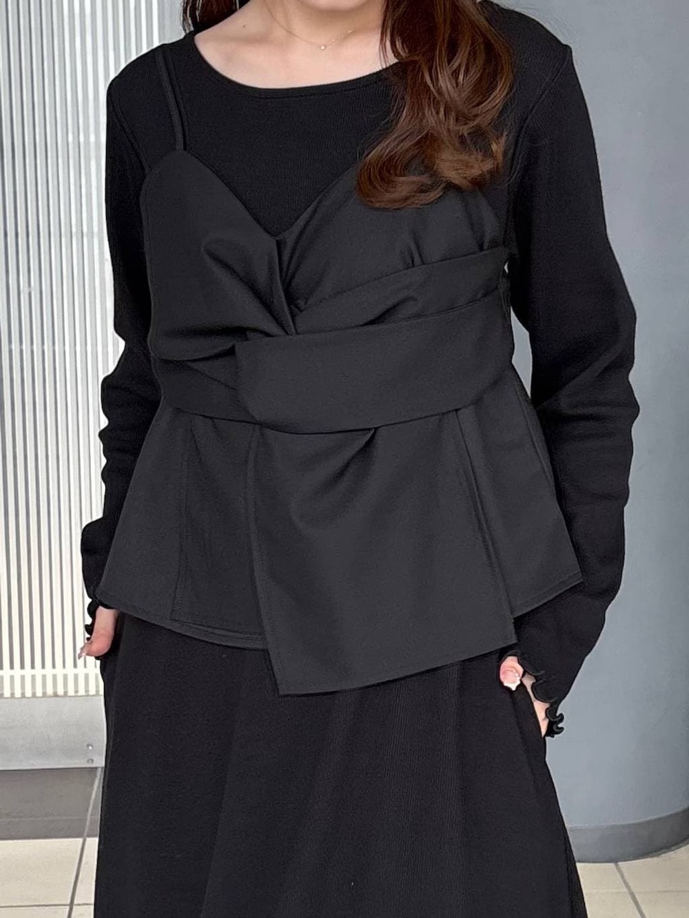 ブラック系のパンプスを着用したレディースの春コーディネートの4枚目の写真