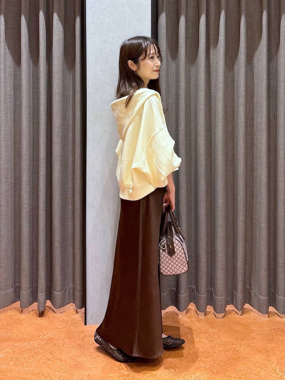 ホワイト系のTシャツ/カットソー、その他のバレエシューズ、ブラウン系のスカートを着用したレディースの秋コーディネートの3枚目の写真