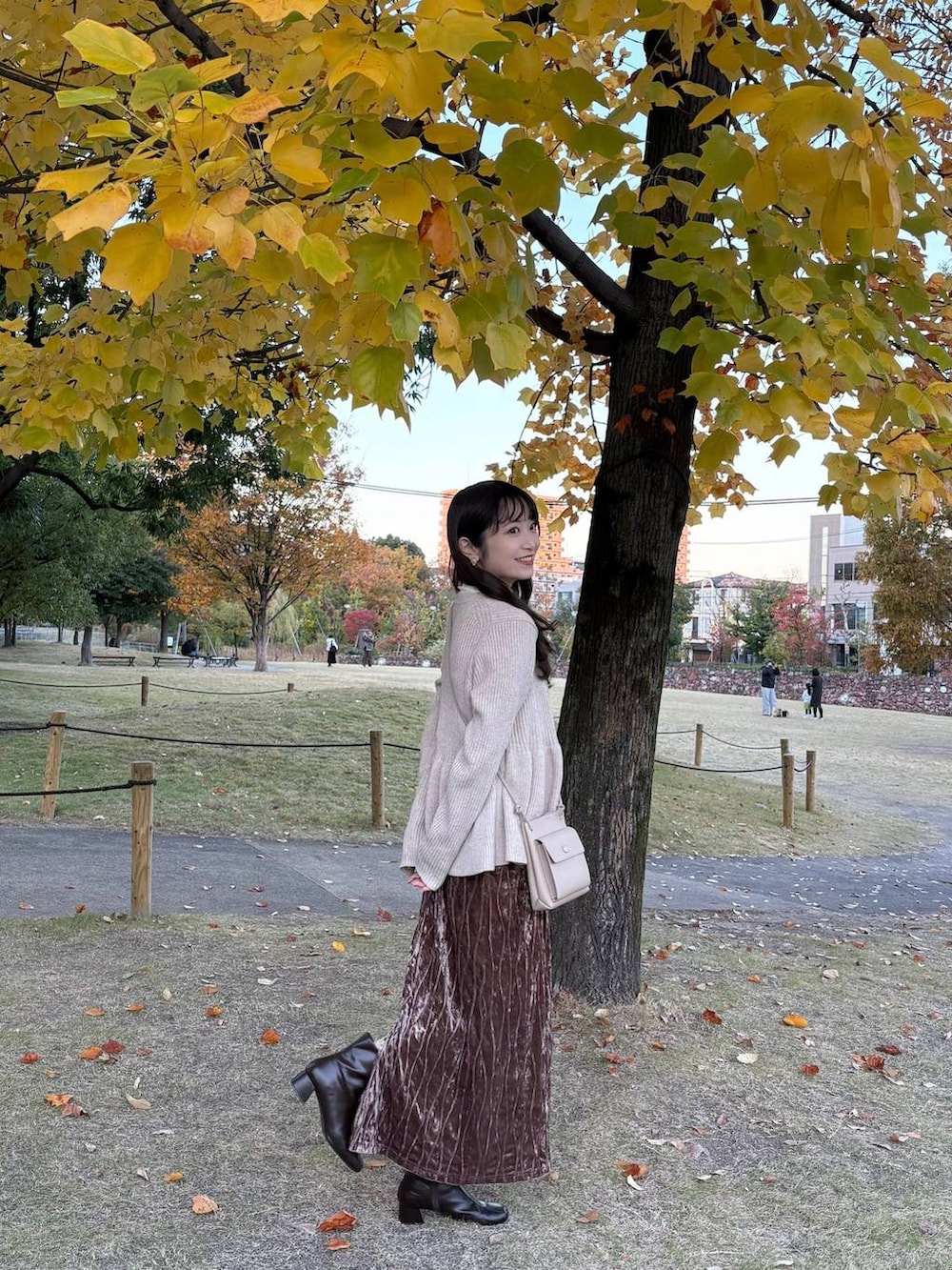 ホワイト系のニット/セーター、ベージュ系のカーディガン/ボレロを着用したレディースの秋コーディネートの5枚目の写真