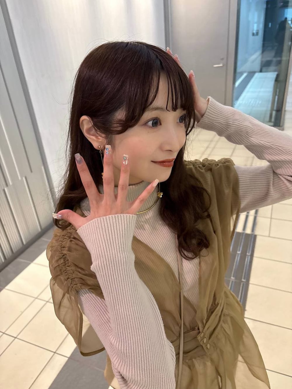 ブラウン系のローファー、ゴールド系のチョーカーを着用したレディースの冬コーディネートの2枚目の写真