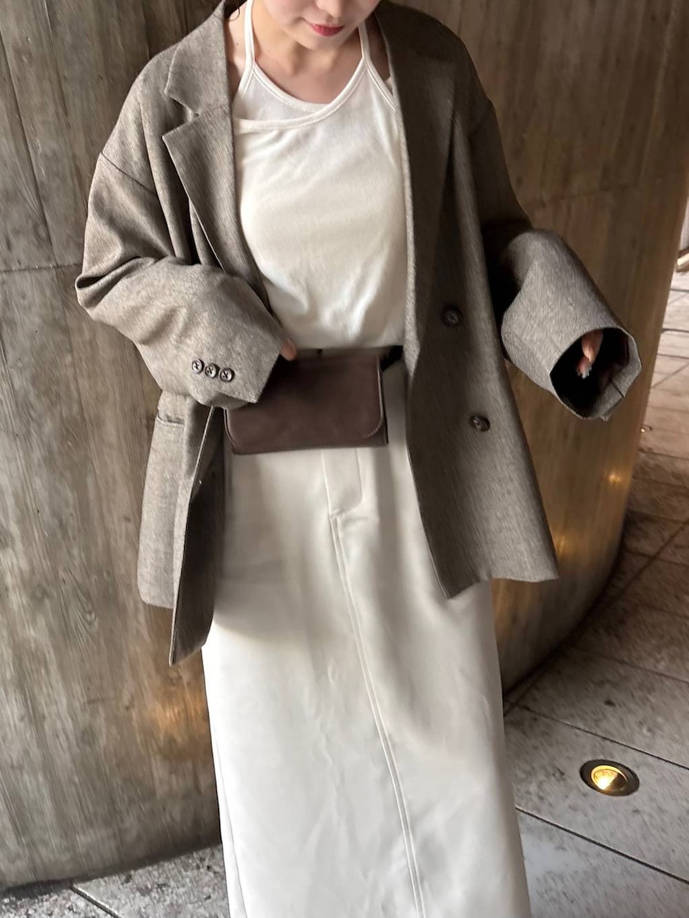 ブラウン系のテーラードジャケット、ブラウン系のローファー、ブラウン系のボディバッグ/ウエストポーチを着用したレディースの春コーディネートの7枚目の写真