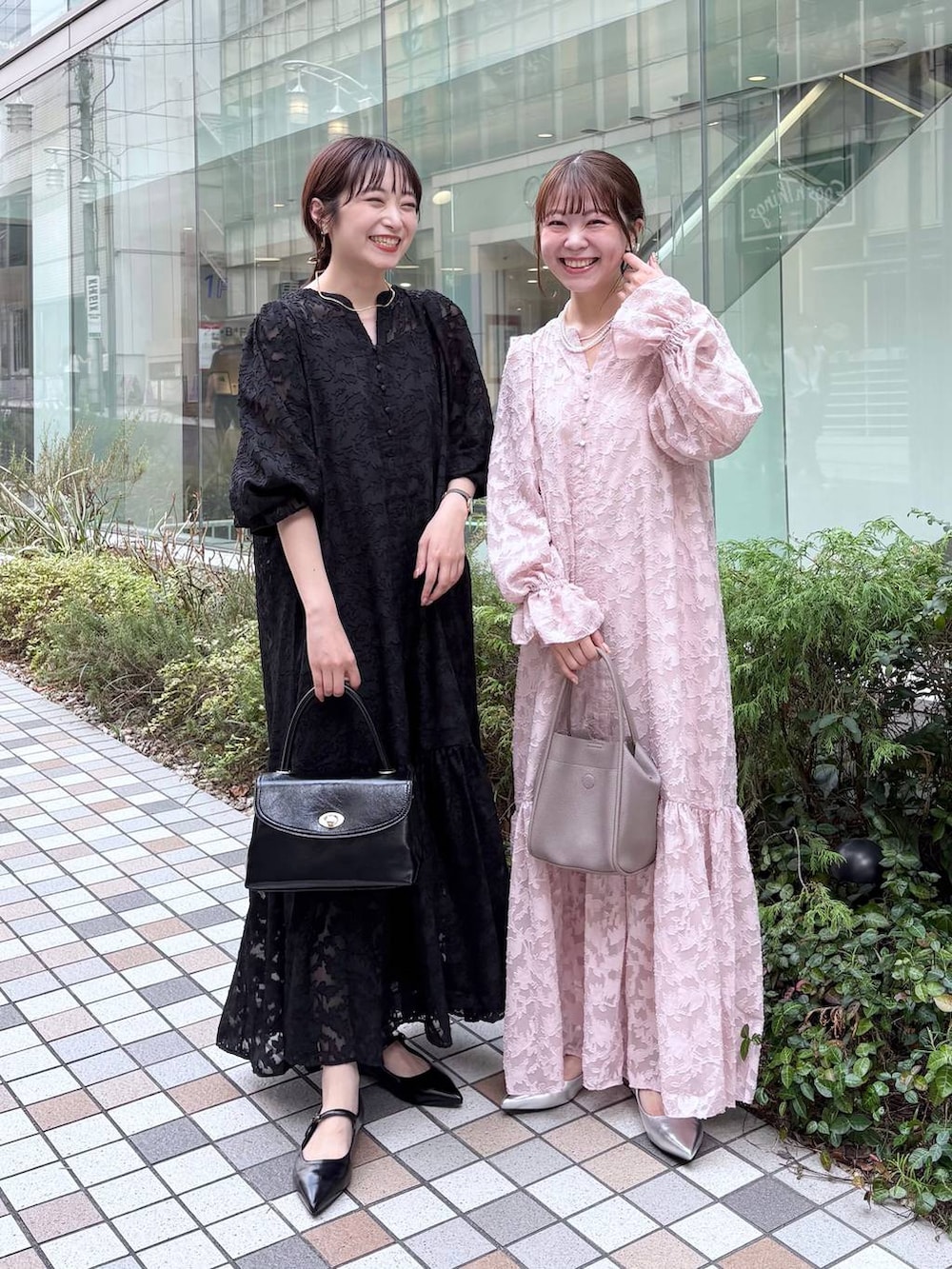 「きれいめ、ベーシック/シンプル、ワントーン、ローリーズスタイル_LOWRYS FARM、大人女子カジュアル_LOWRYS FARM、フェミニン、LOWRYS FARM、シンプルコーデ、大人カジュアル、きれいめカジュアル、ワンピース、オケージョン、結婚式2次会、パンプス」｜「LOWRYS FARMのステンレスフープチョーカー 127295（チョーカー、ゴールド系）」を使った、𝘵 𝘰 𝘺 𝘰 .さん（レディース・160cm）の夏コーディネートの3枚目の写真
