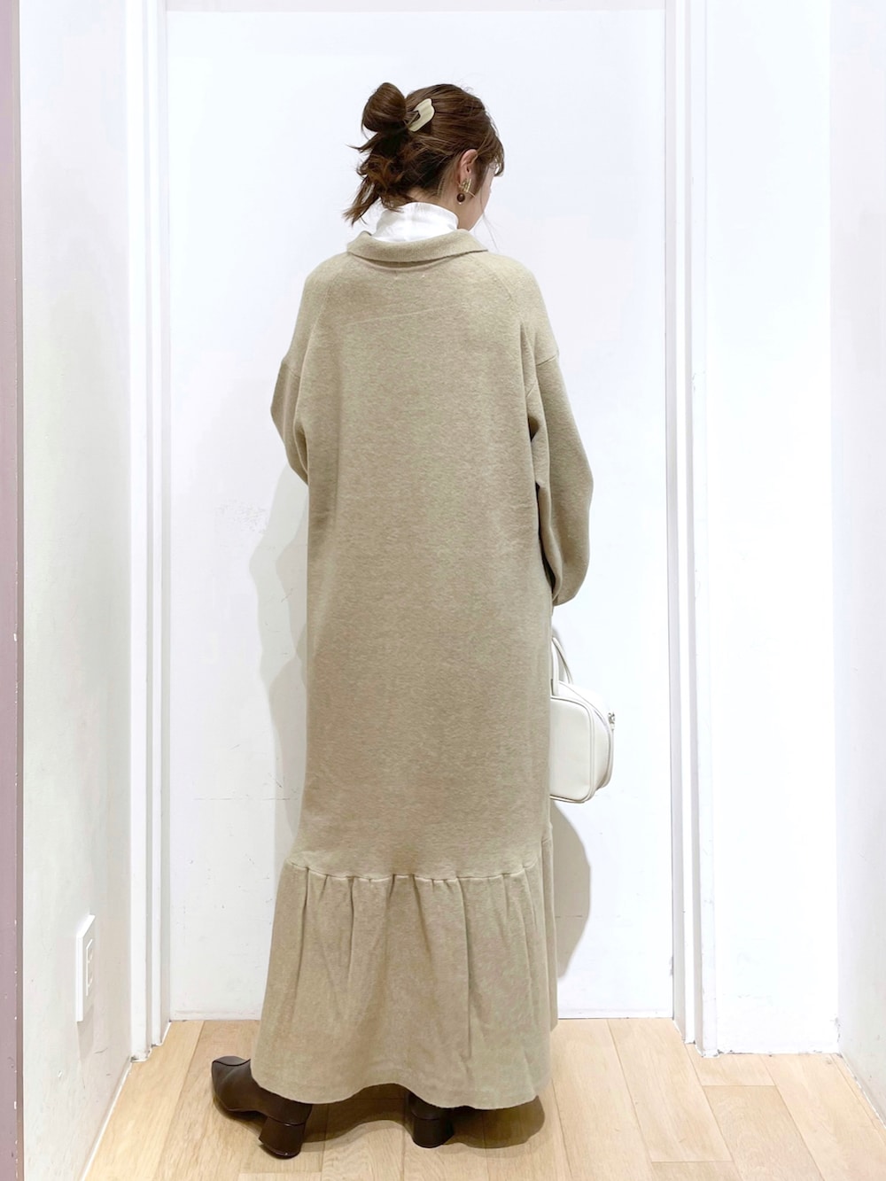 ブラウン系のブーツ、ホワイト系のショルダーバッグ、ホワイト系のワンピースを着用したレディースの秋コーディネートの2枚目の写真