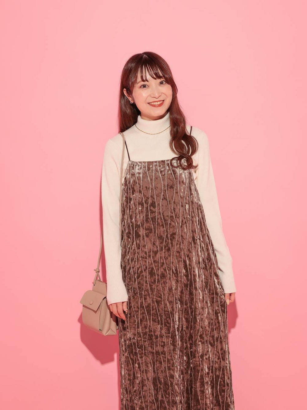 ホワイト系のニット/セーター、ブラウン系のブーツ、ゴールド系のネックレスを着用したレディースの冬コーディネートの3枚目の写真