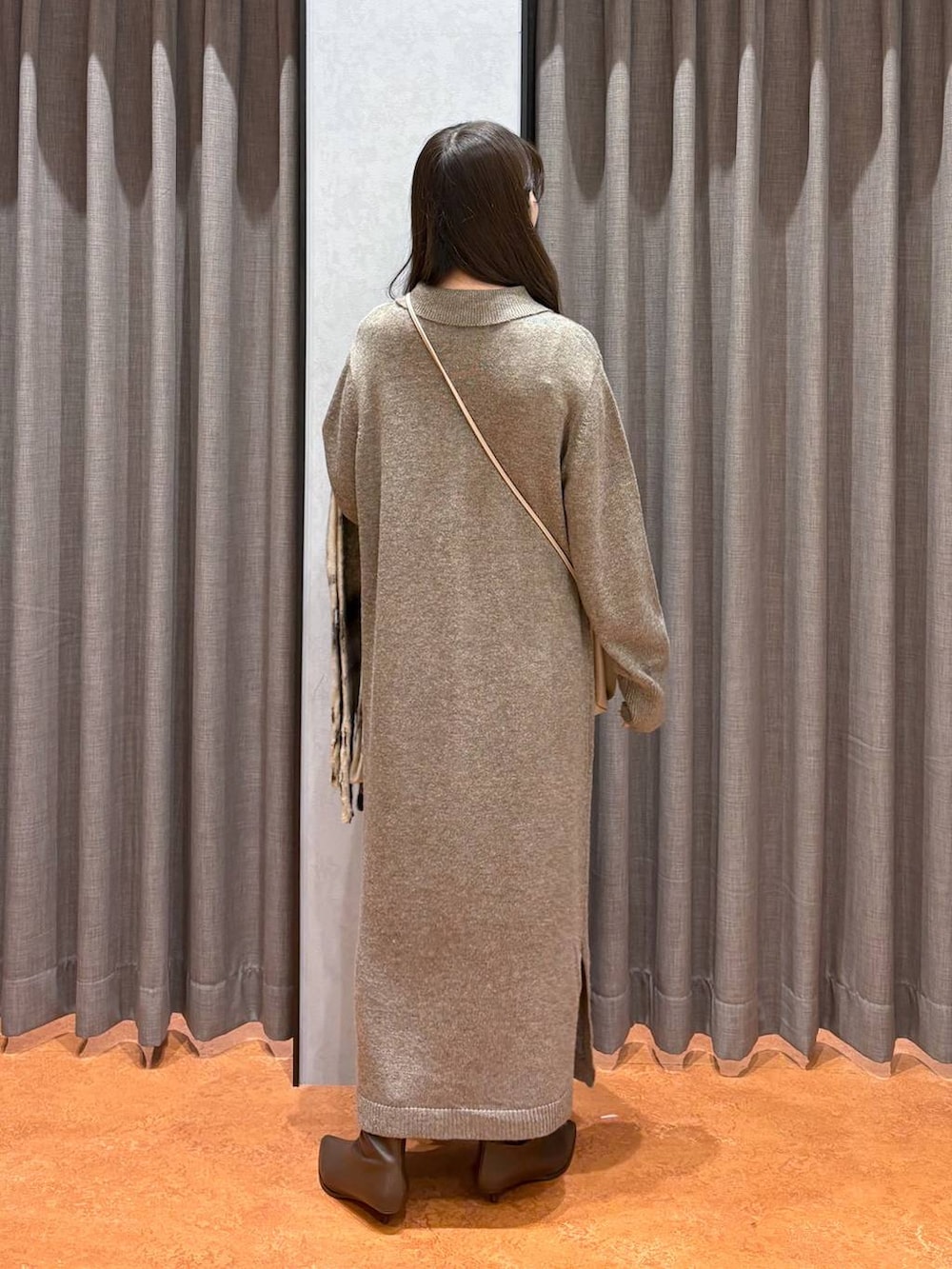 ホワイト系のその他アウター、ブラウン系のブーツ、ブラウン系のワンピースを着用したレディースの秋コーディネートの6枚目の写真