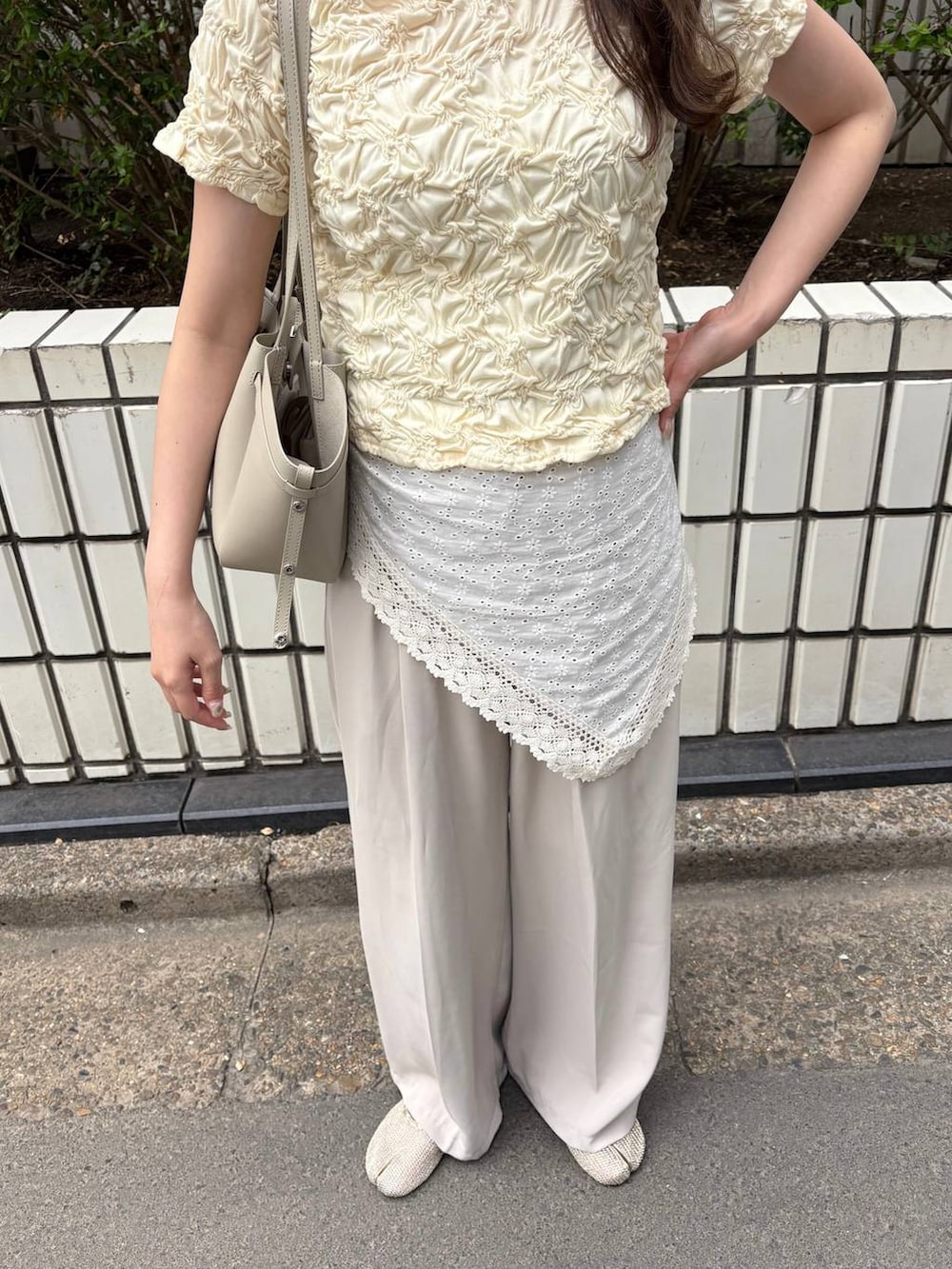 ベージュ系のイヤリング、ホワイト系のバンダナ/スカーフ、その他のネックレスを着用したレディースの夏コーディネートの3枚目の写真