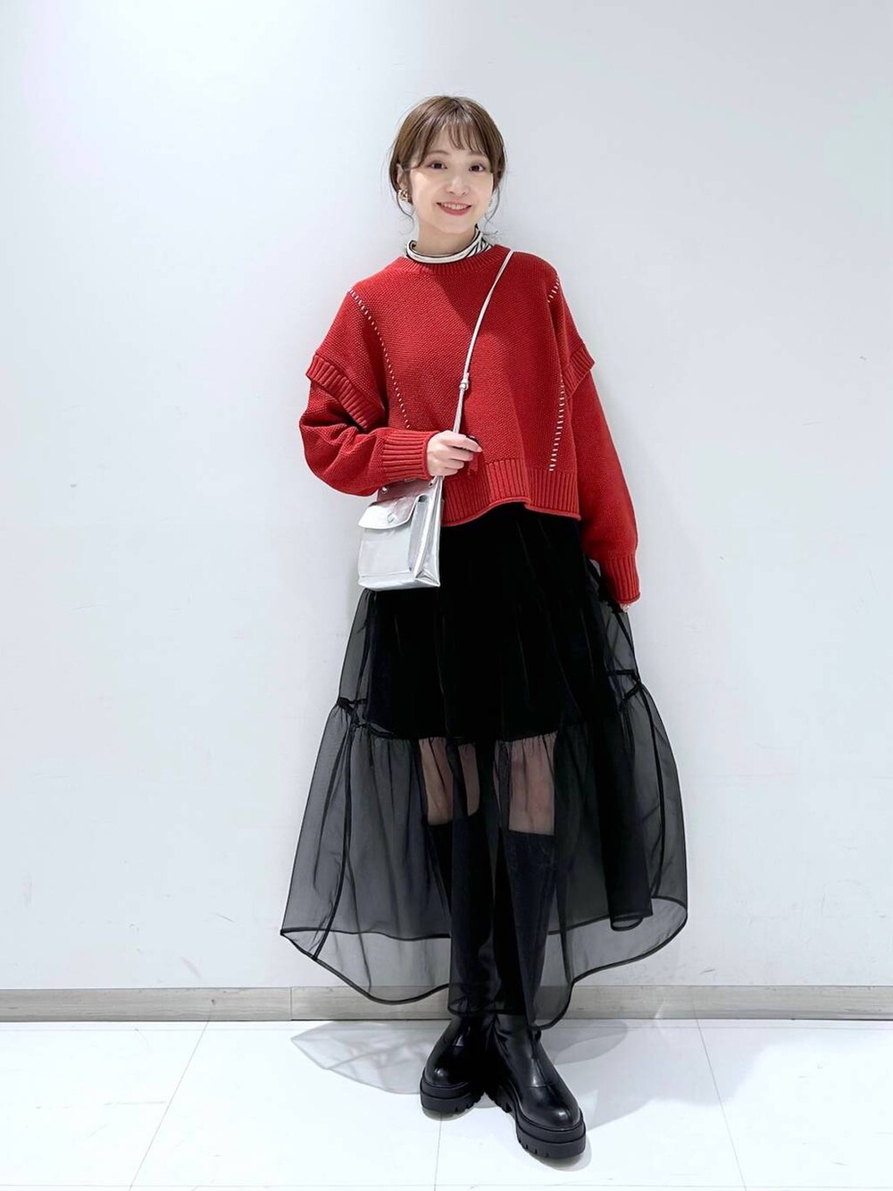 ホワイト系のTシャツ/カットソー、シルバー系のショルダーバッグ、レッド系のTシャツ/カットソーを着用したレディースの冬コーディネートの4枚目の写真