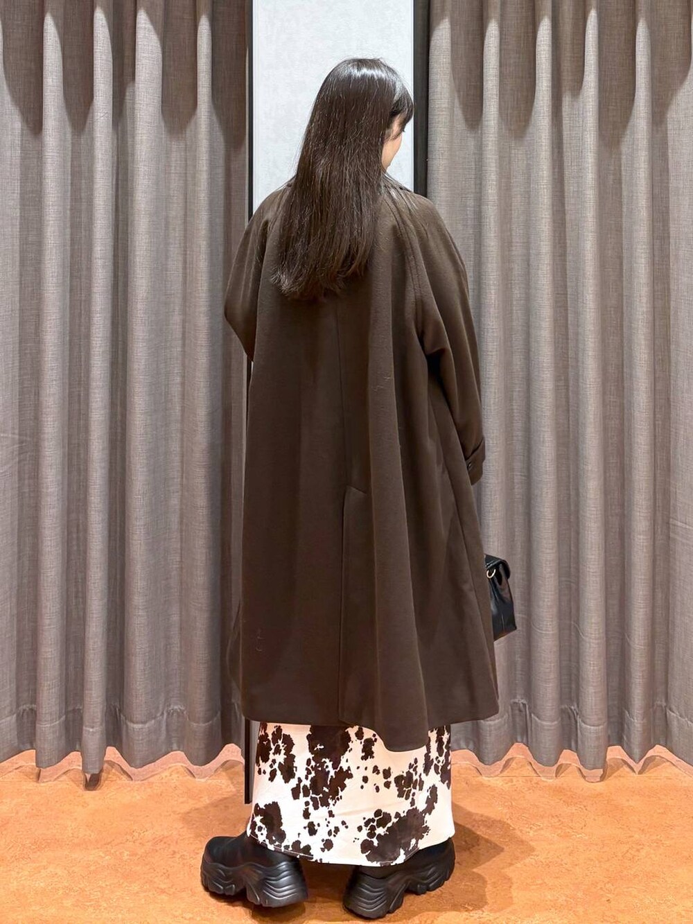 ブラック系のブーツ、その他のスカート、ブラウン系のニット/セーターを着用したレディースの冬コーディネートの4枚目の写真