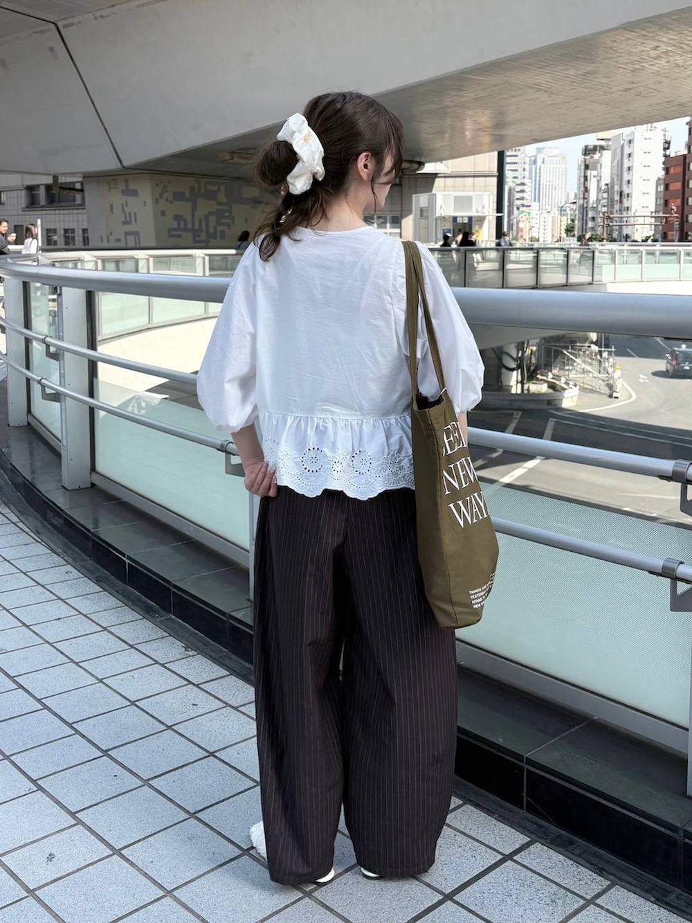 ブラウン系のその他パンツ、ホワイト系のシャツ/ブラウス、ホワイト系のパンプスを着用したレディースの夏コーディネートの3枚目の写真
