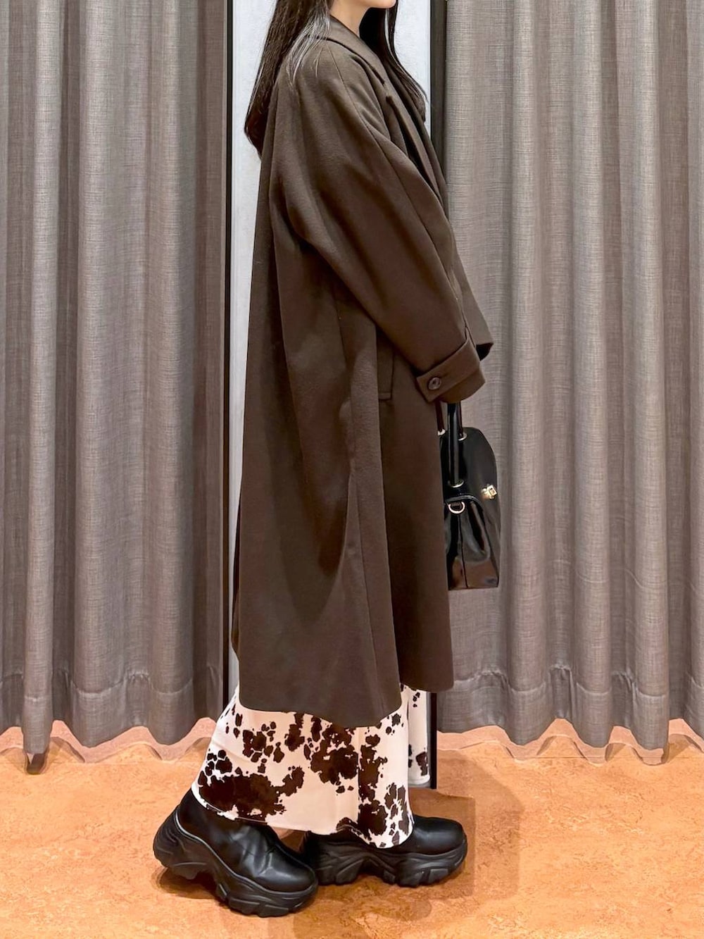 ブラック系のブーツ、その他のスカート、ブラウン系のニット/セーターを着用したレディースの冬コーディネートの3枚目の写真