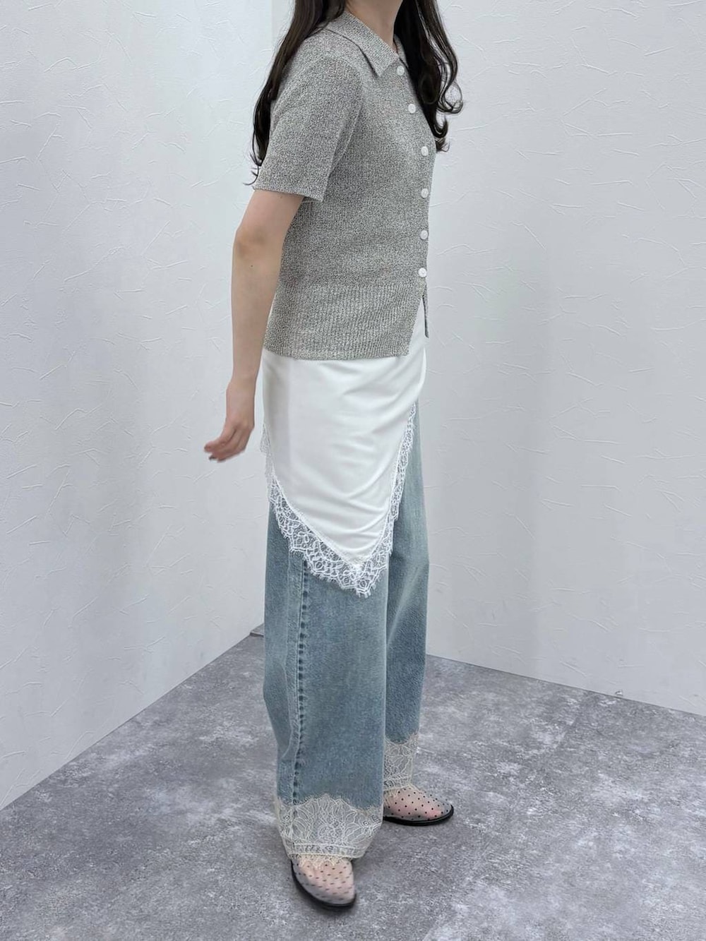 ブルー系のデニムパンツ、グレー系のサンダル、グレー系のTシャツ/カットソーを着用したレディースの春コーディネートの4枚目の写真