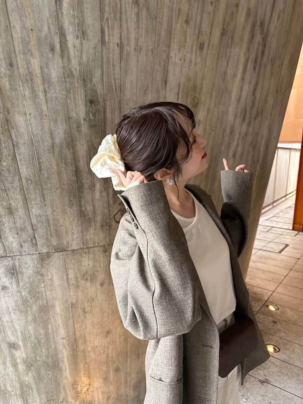 ブラウン系のテーラードジャケット、ブラウン系のローファー、ブラウン系のボディバッグ/ウエストポーチを着用したレディースの春コーディネートの5枚目の写真