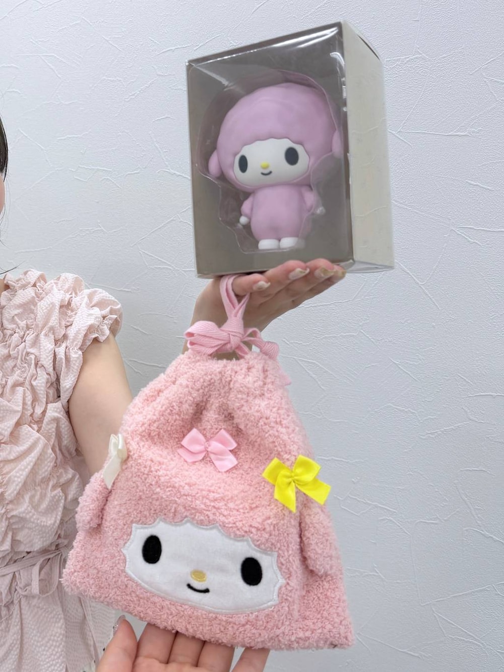 ピンク系のシャツ/ブラウス、ホワイト系のスウェットパンツを着用したレディースの夏コーディネートの6枚目の写真