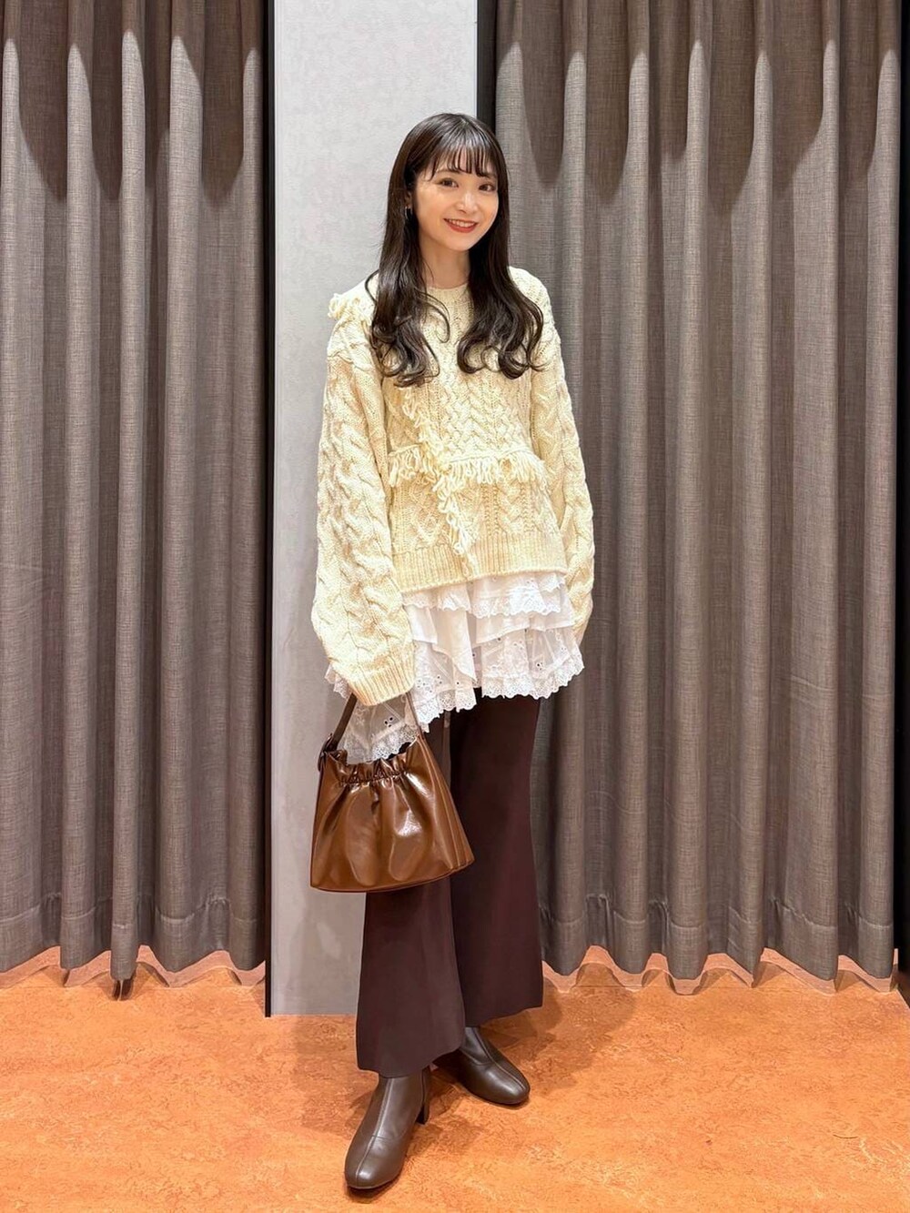 ブラウン系のその他パンツ、ホワイト系のスカート、ホワイト系のポロシャツを着用したレディースの秋コーディネートの2枚目の写真