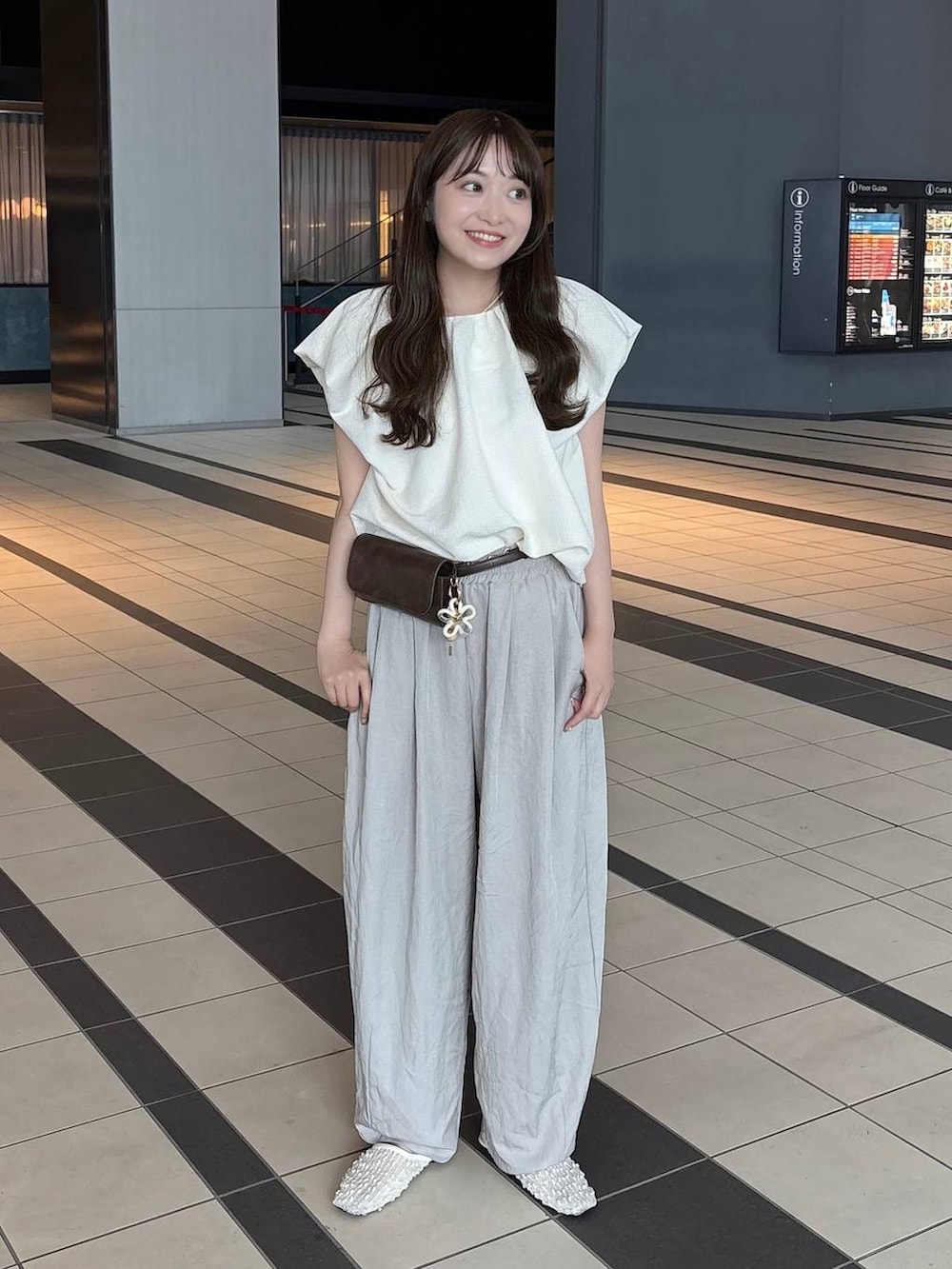 ブラウン系のボディバッグ/ウエストポーチ、ホワイト系のパンプス、ホワイト系のその他パンツを着用したレディースの夏コーディネートの2枚目の写真