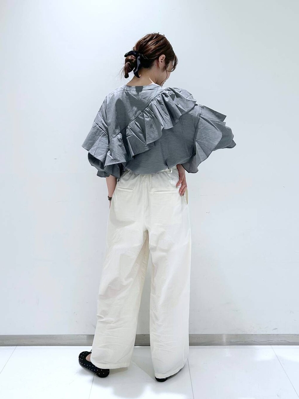 ブラック系のバレエシューズ、ブラック系のショルダーバッグ、ベージュ系のその他パンツを着用したレディースの秋コーディネートの4枚目の写真