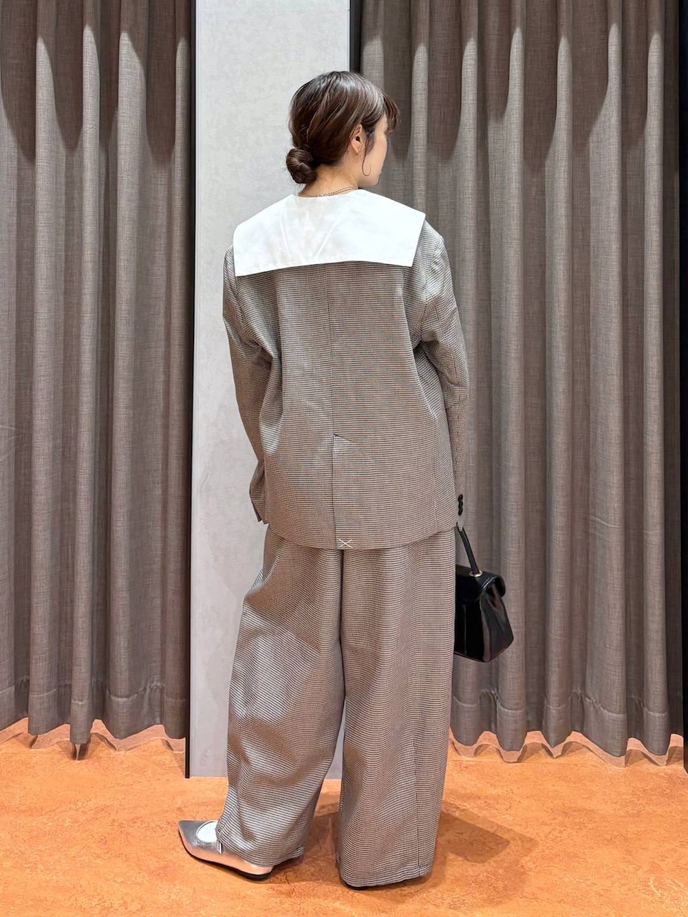 ホワイト系のTシャツ/カットソー、その他のテーラードジャケット、ブラック系のボストンバッグを着用したレディースの秋コーディネートの5枚目の写真