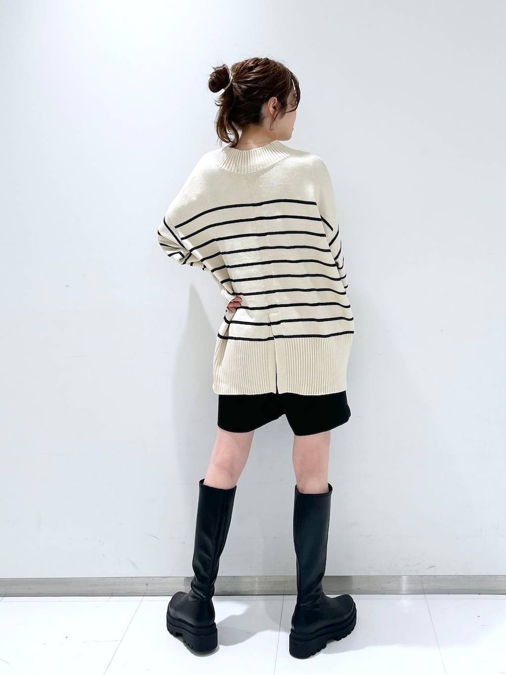 その他のニット/セーター、ブラック系のその他パンツ、ブラック系のブーツを着用したレディースの冬コーディネートの4枚目の写真