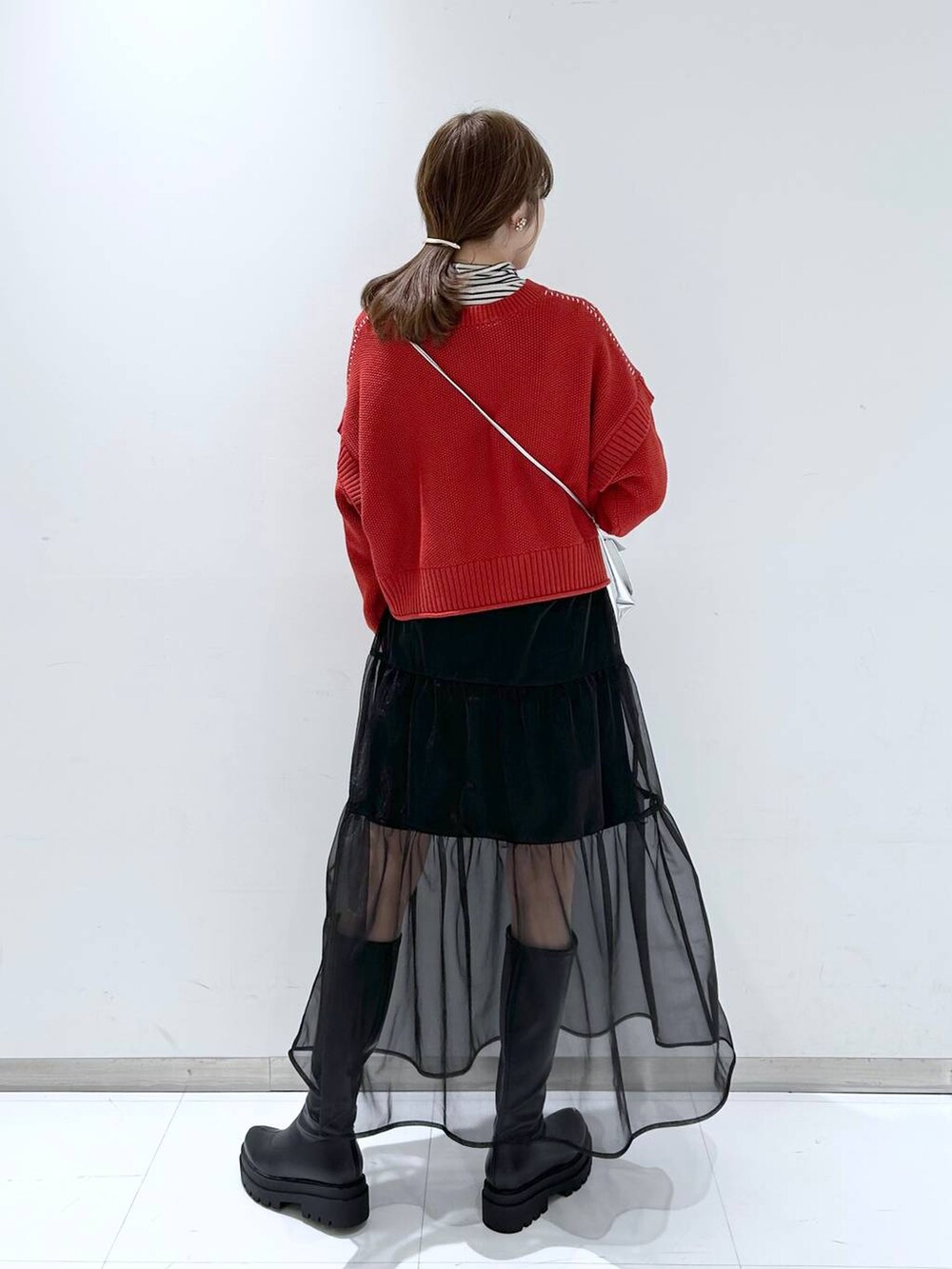ホワイト系のTシャツ/カットソー、シルバー系のショルダーバッグ、レッド系のTシャツ/カットソーを着用したレディースの冬コーディネートの6枚目の写真